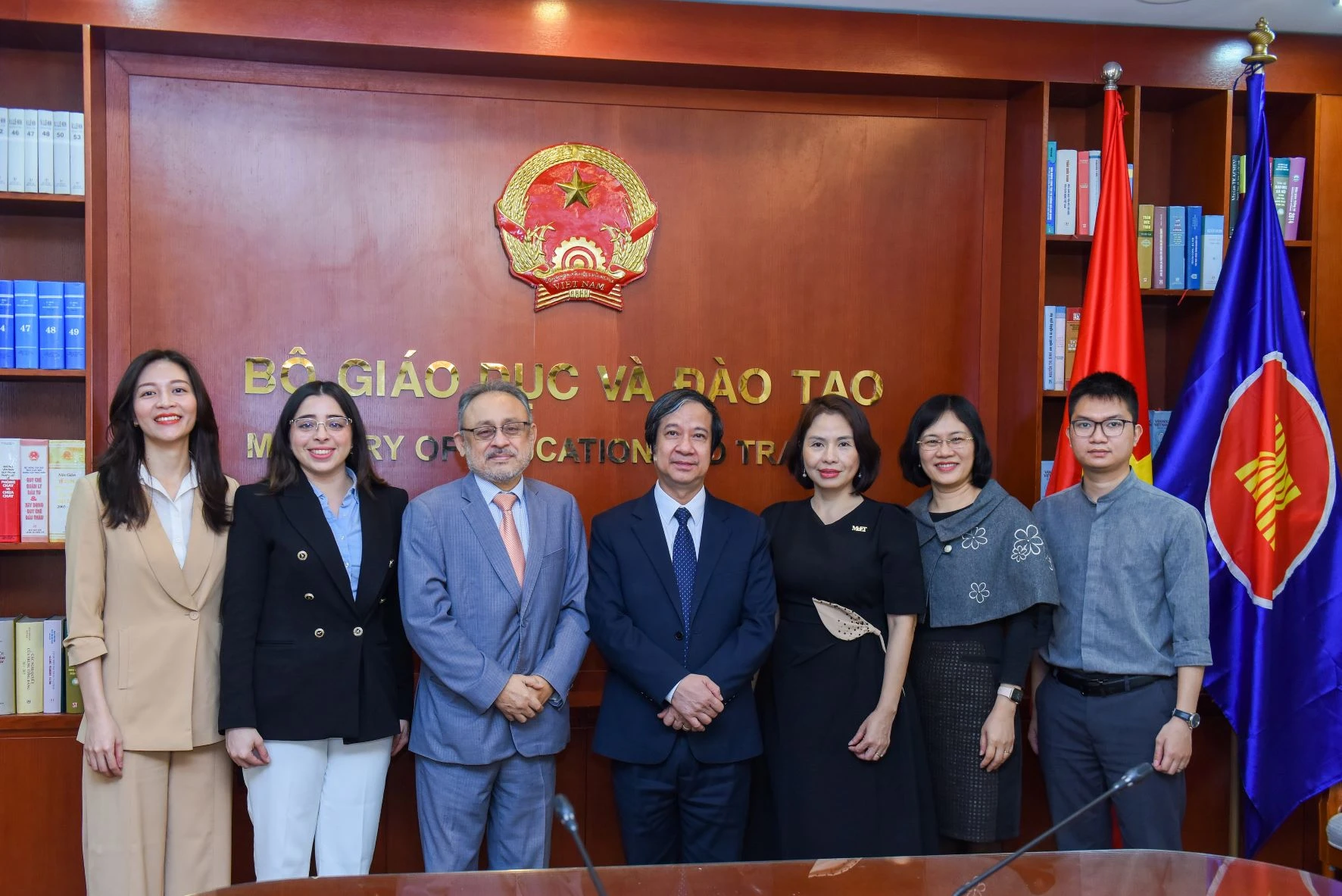 Hai bên chụp ảnh lưu niệm tại buổi tiếp. Hai bên chụp ảnh lưu niệm tại buổi tiếp.