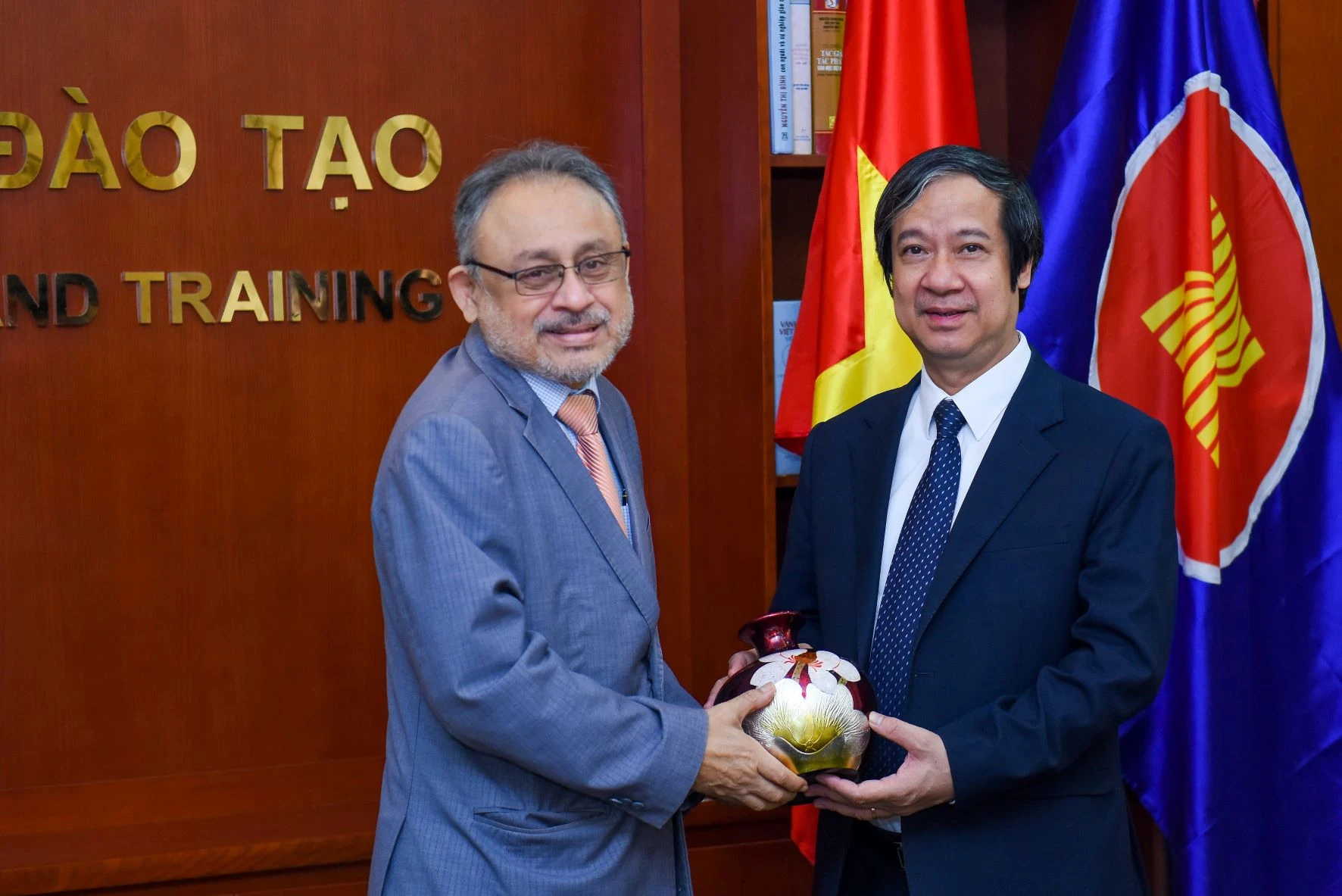 Bộ trưởng tặng quà lưu niệm cho ngài Ruben Omar Orozco Burgos dịp Đại sứ thăm, làm việc với Bộ GD&ĐT. Bộ trưởng tặng quà lưu niệm cho ngài Ruben Omar Orozco Burgos dịp Đại sứ thăm, làm việc với Bộ GD&ĐT.