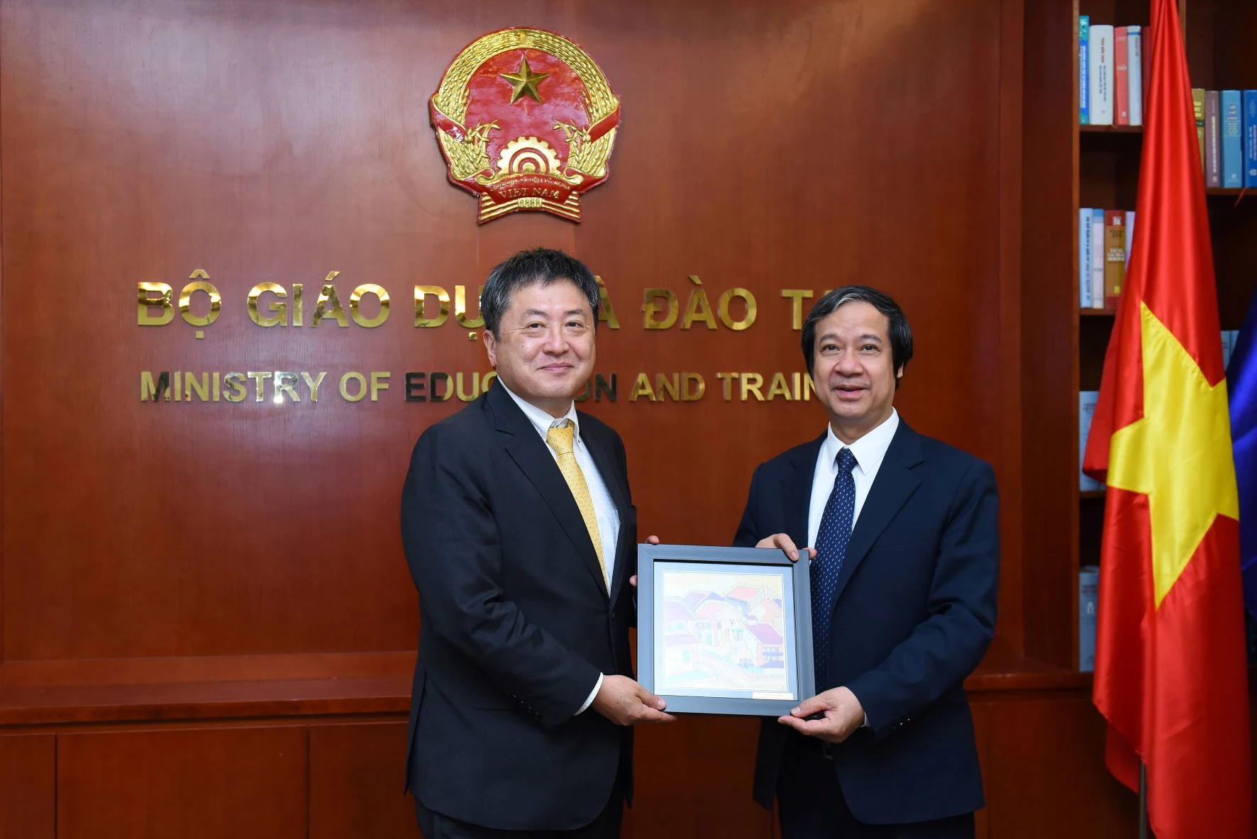 Bộ trưởng tặng quà lưu niệm nhân dịp ngài Shimizu Akira thăm, làm việc với Bộ GD&amp;ĐT.