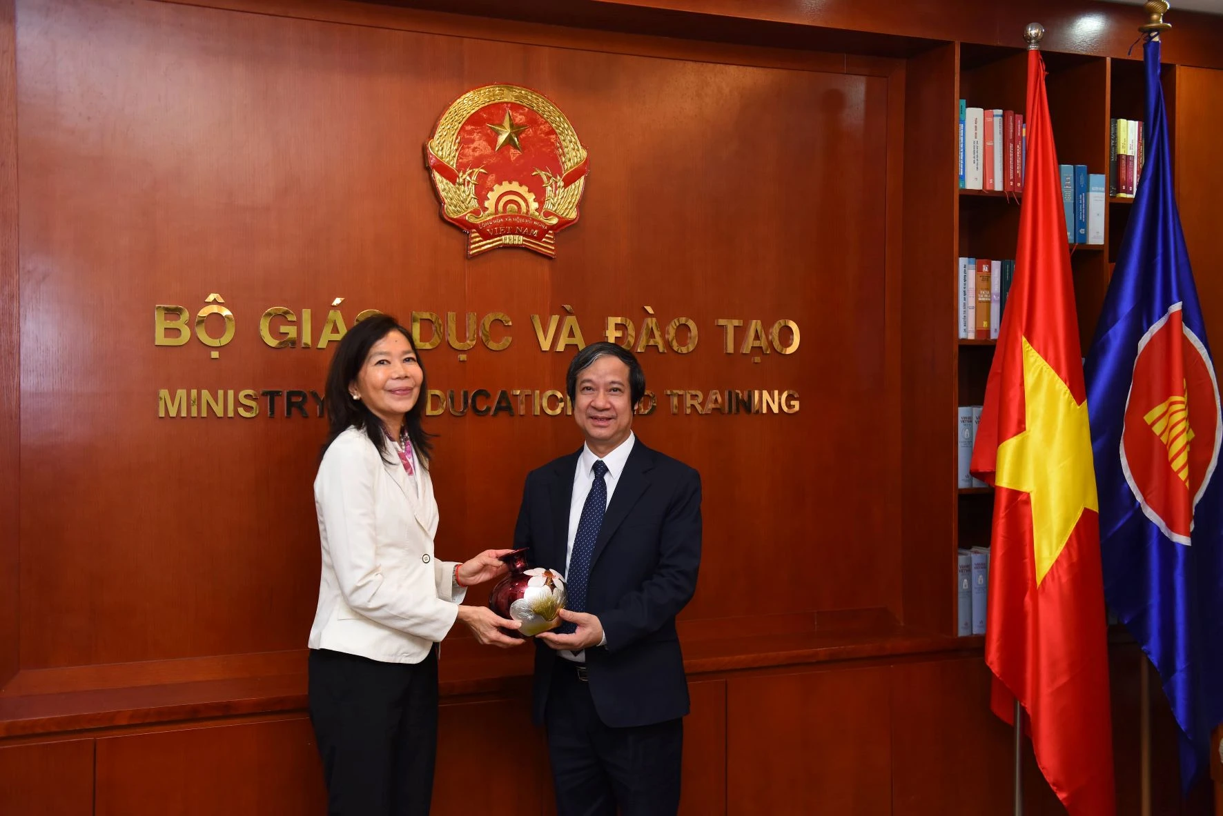 Bộ trưởng tặng quà lưu niệm cho bà Pauline Tamesis tại buổi tiếp.
