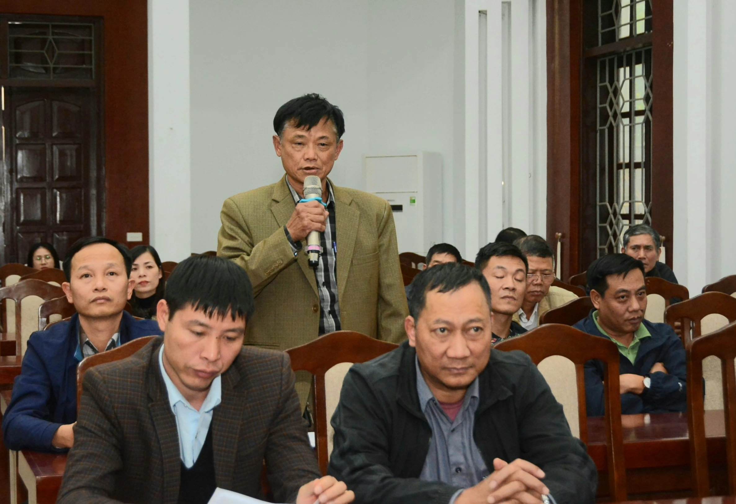 Cử tri gửi câu hỏi, kiến nghị đến các đại biểu Quốc hội.