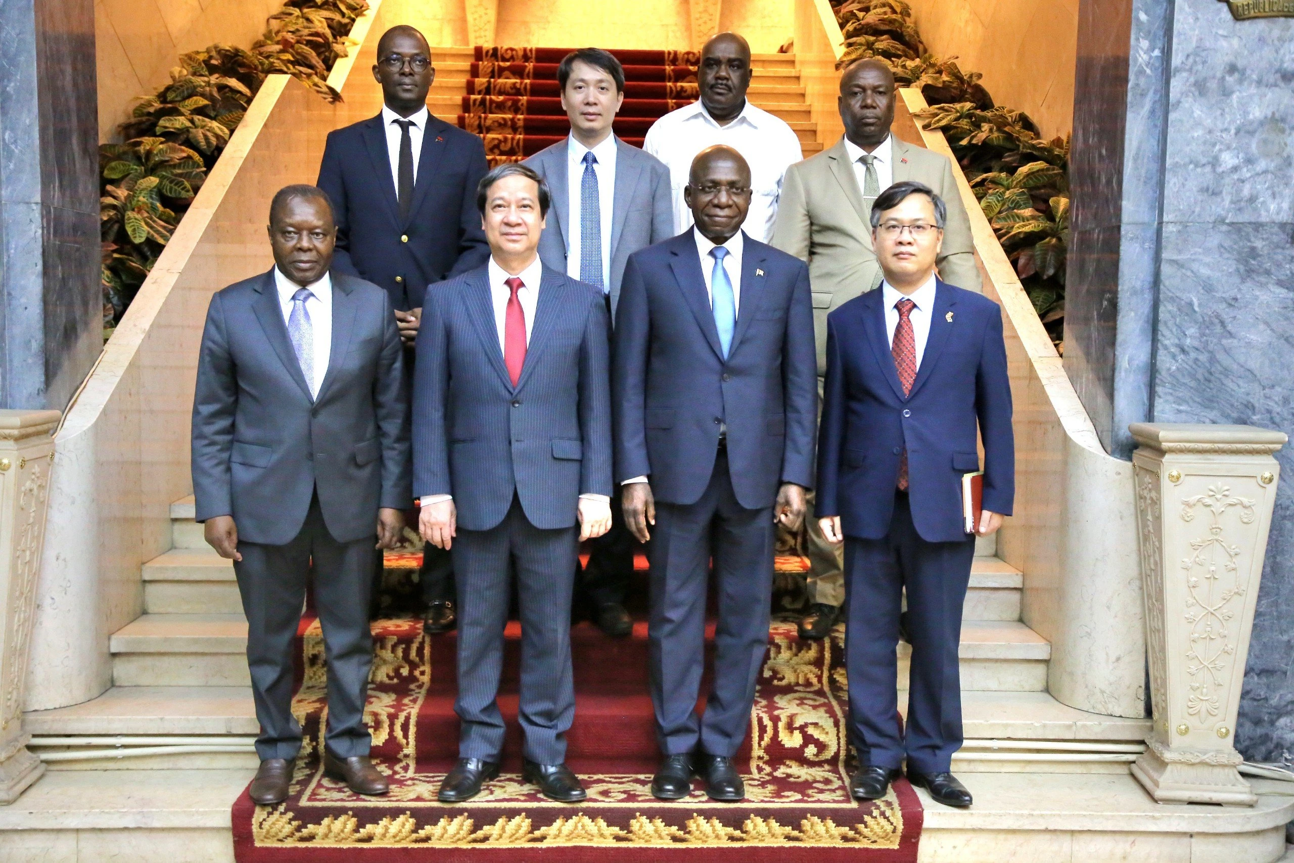 Bộ trưởng Nguyễn Kim Sơn, Bộ trưởng Bộ Ngoại giao Angola Téte António và các thành viên hai bên. Bộ trưởng Nguyễn Kim Sơn, Bộ trưởng Bộ Ngoại giao Angola Téte António và các thành viên hai bên.