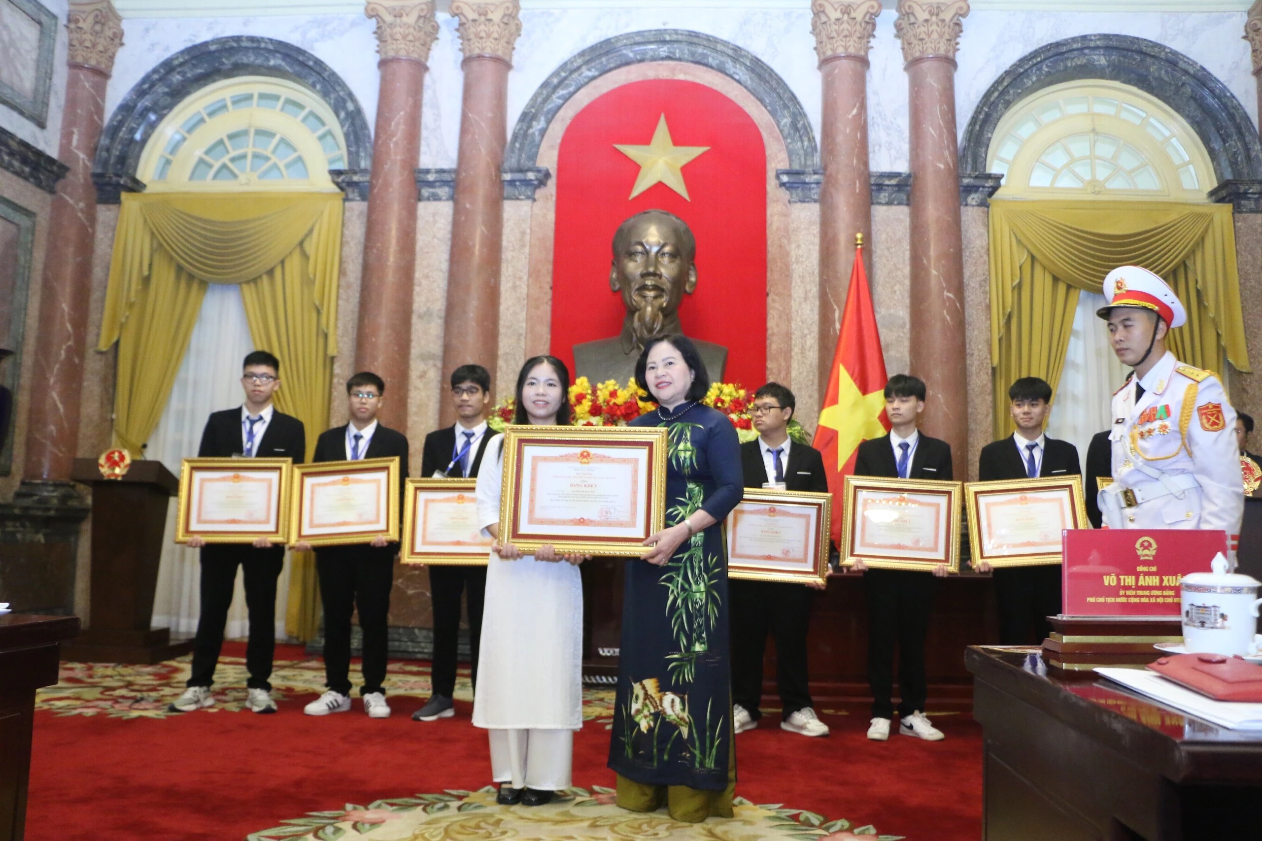 Thứ trưởng Bộ GD&amp;ĐT Ngô Thị Minh trao Bằng khen của Thủ tướng Chính phủ cho các học sinh.