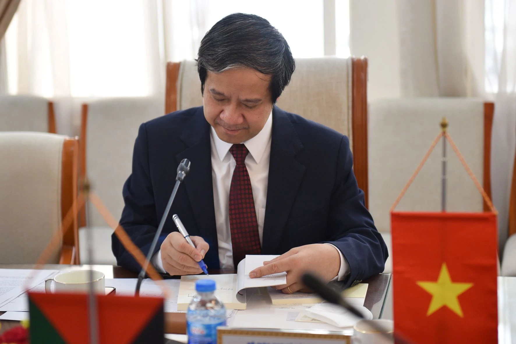 Bộ trưởng Nguyễn Kim Sơn viết lưu niệm trong cuốn sách tặng ngài Đại sứ.