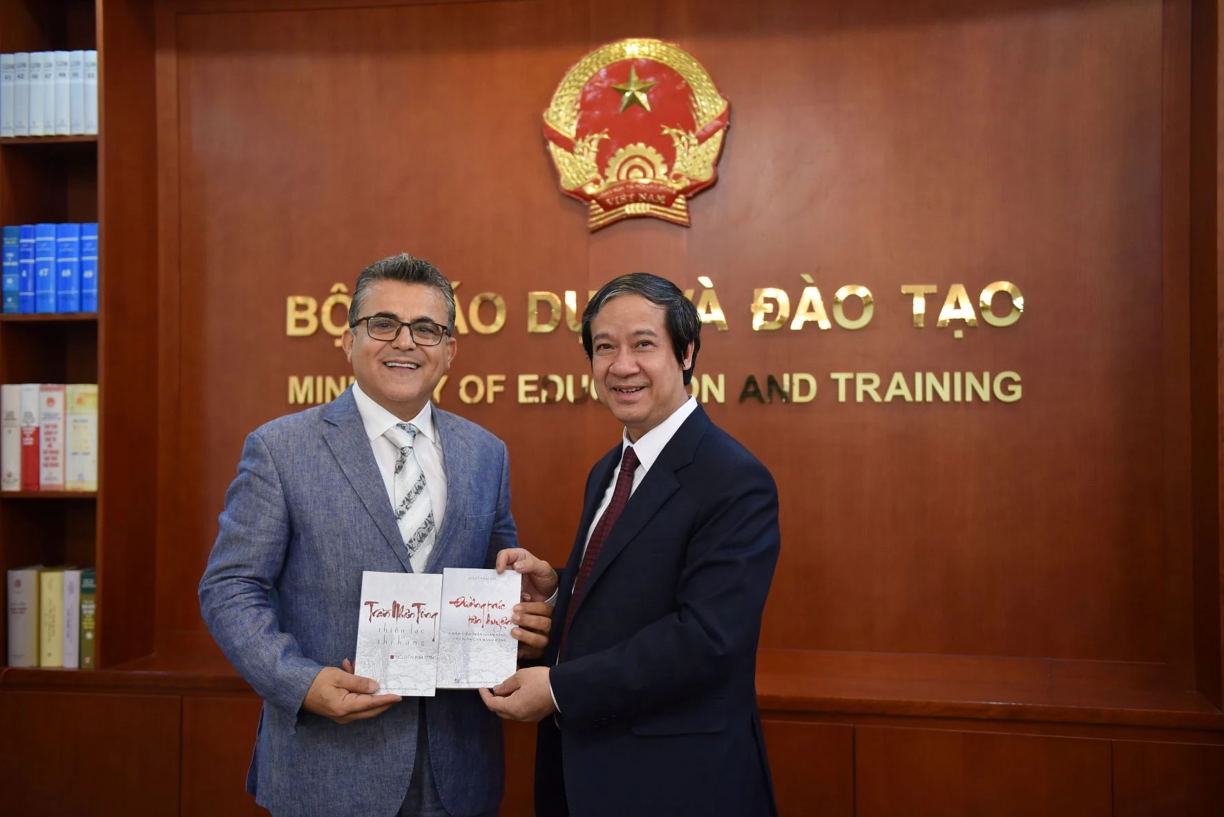 Hai cuốn "Trần Nhân Tông: Thiền lạc và thi hứng" và "Đường trúc tân duyên - 5 năm Viện Trần Nhân Tông tư tưởng và hành động" được Bộ trưởng tặng ngài Đại sứ.