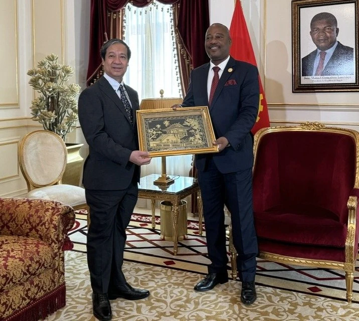 Bộ trưởng Nguyễn Kim Sơn tặng quà lưu niệm Phó Chủ tịch Thường trực Quốc hội Angola Américo António Cuononoca. Bộ trưởng Nguyễn Kim Sơn tặng quà lưu niệm Phó Chủ tịch Thường trực Quốc hội Angola Américo António Cuononoca.