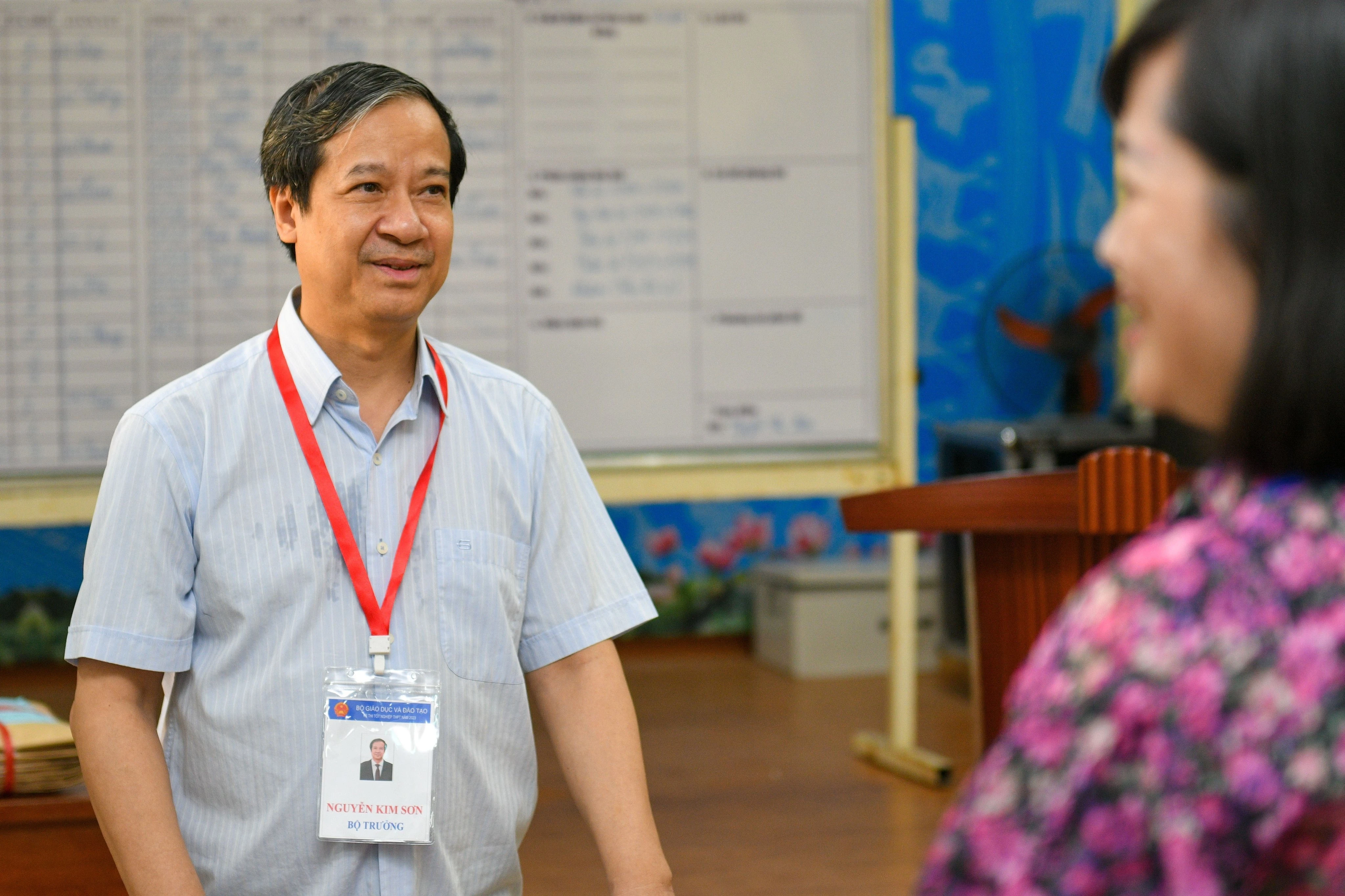 Bộ trưởng Nguyễn Kim Sơn đã tới thăm, kiểm tra phòng Hội đồng, trao đổi với các thầy cô giáo đang làm nhiệm vụ tại Điểm thi. Bộ trưởng Nguyễn Kim Sơn đã tới thăm, kiểm tra phòng Hội đồng, trao đổi với các thầy cô giáo đang làm nhiệm vụ tại Điểm thi.