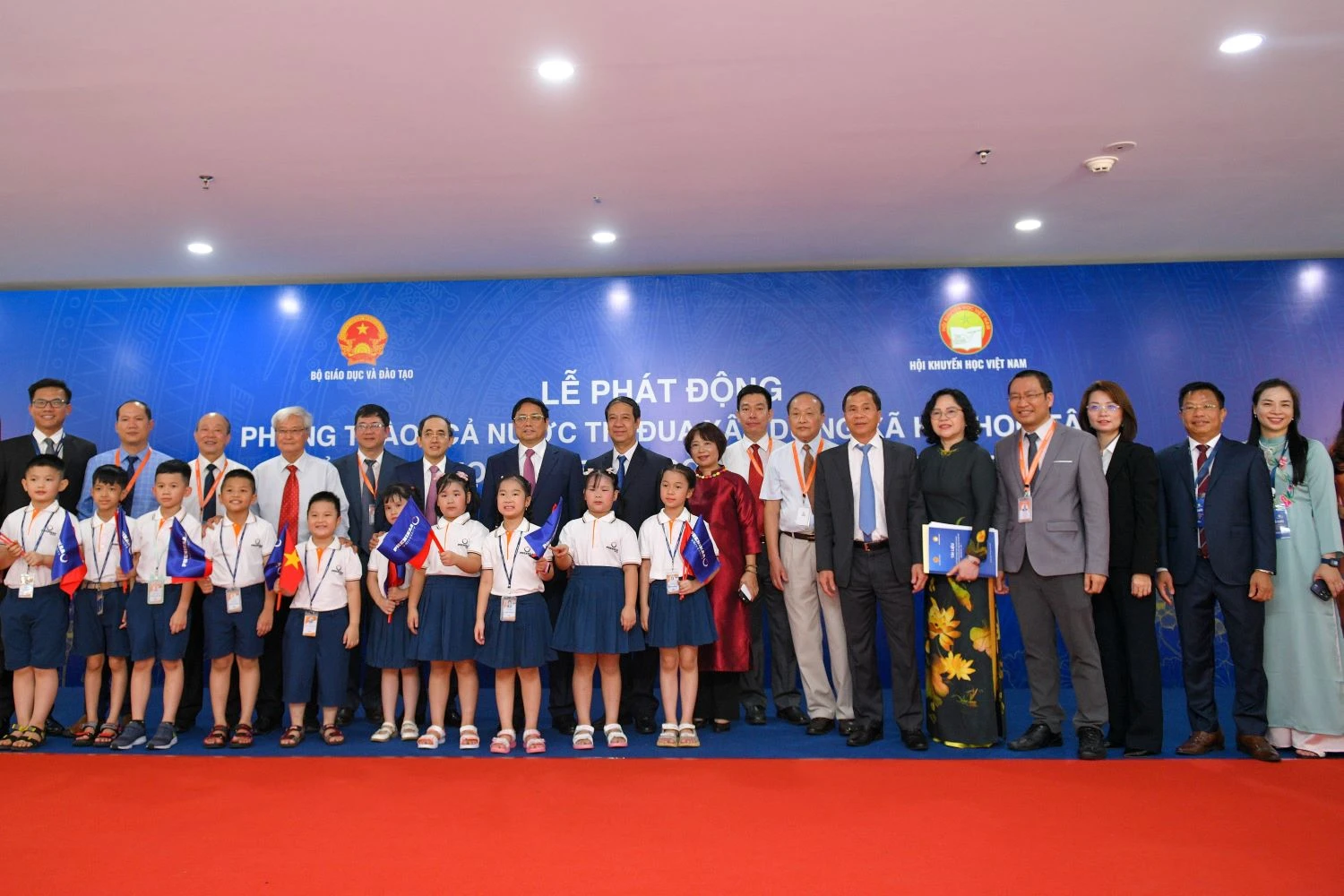 Thủ tướng Phạm Minh Chính và các đại biểu chụp ảnh lưu niệm với học sinh trước lễ phát động.