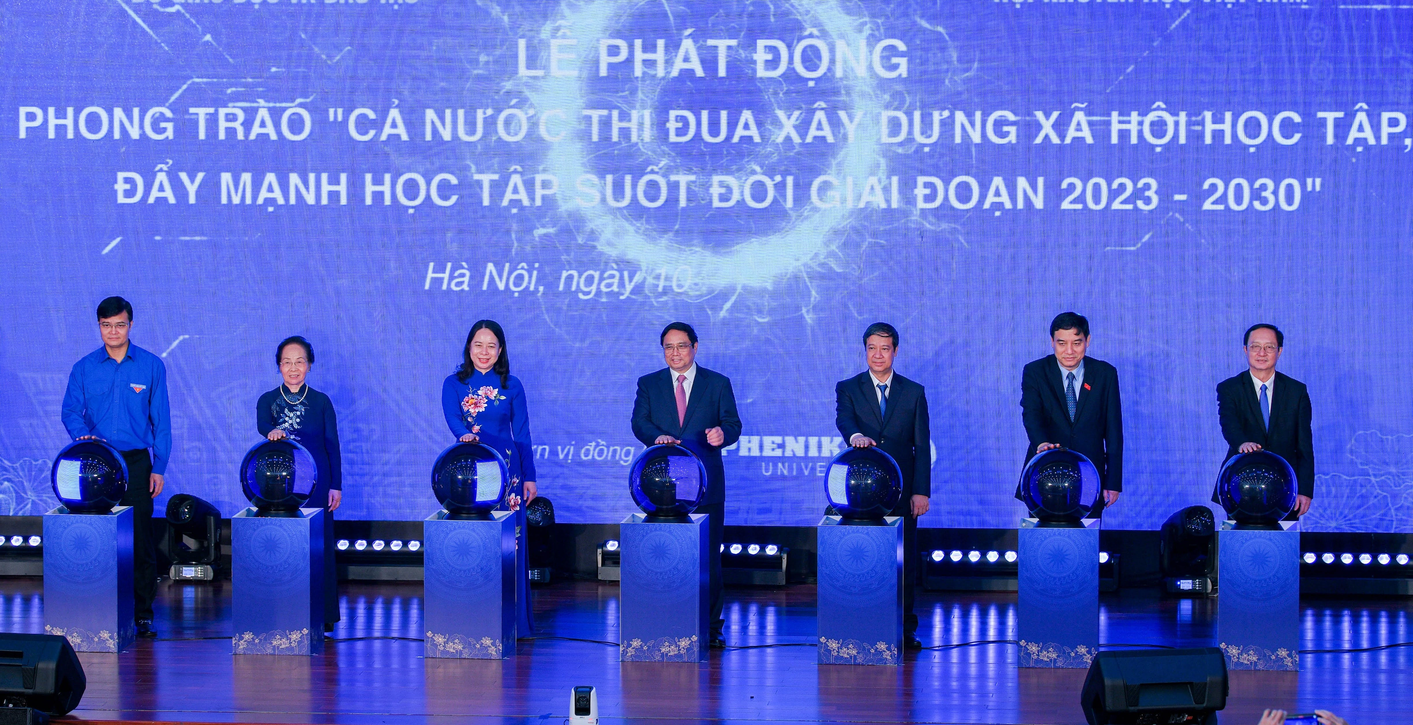 Thủ tướng Phạm Minh Chính và các đại biểu thực hiện nghi thức khởi động phong trào thi đua. Thủ tướng Phạm Minh Chính và các đại biểu thực hiện nghi thức khởi động phong trào thi đua.