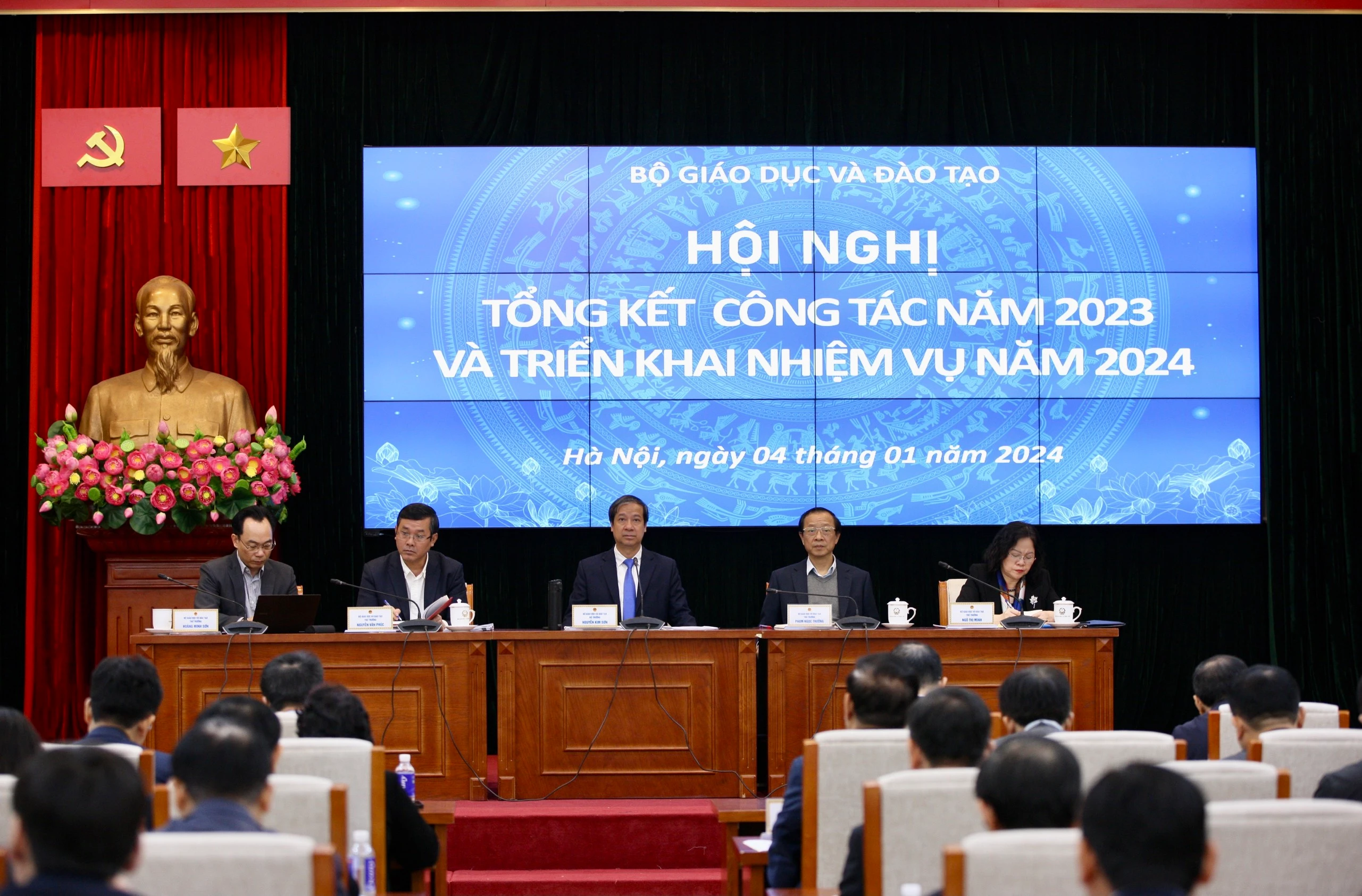 Chủ trì Hội nghị (từ phải qua trái): Thứ trưởng Ngô Thị Minh, Thứ trưởng Phạm Ngọc Thưởng, Bộ trưởng Nguyễn Kim Sơn, Thứ trưởng Nguyễn Văn Phúc, Thứ trưởng Hoàng Minh Sơn.