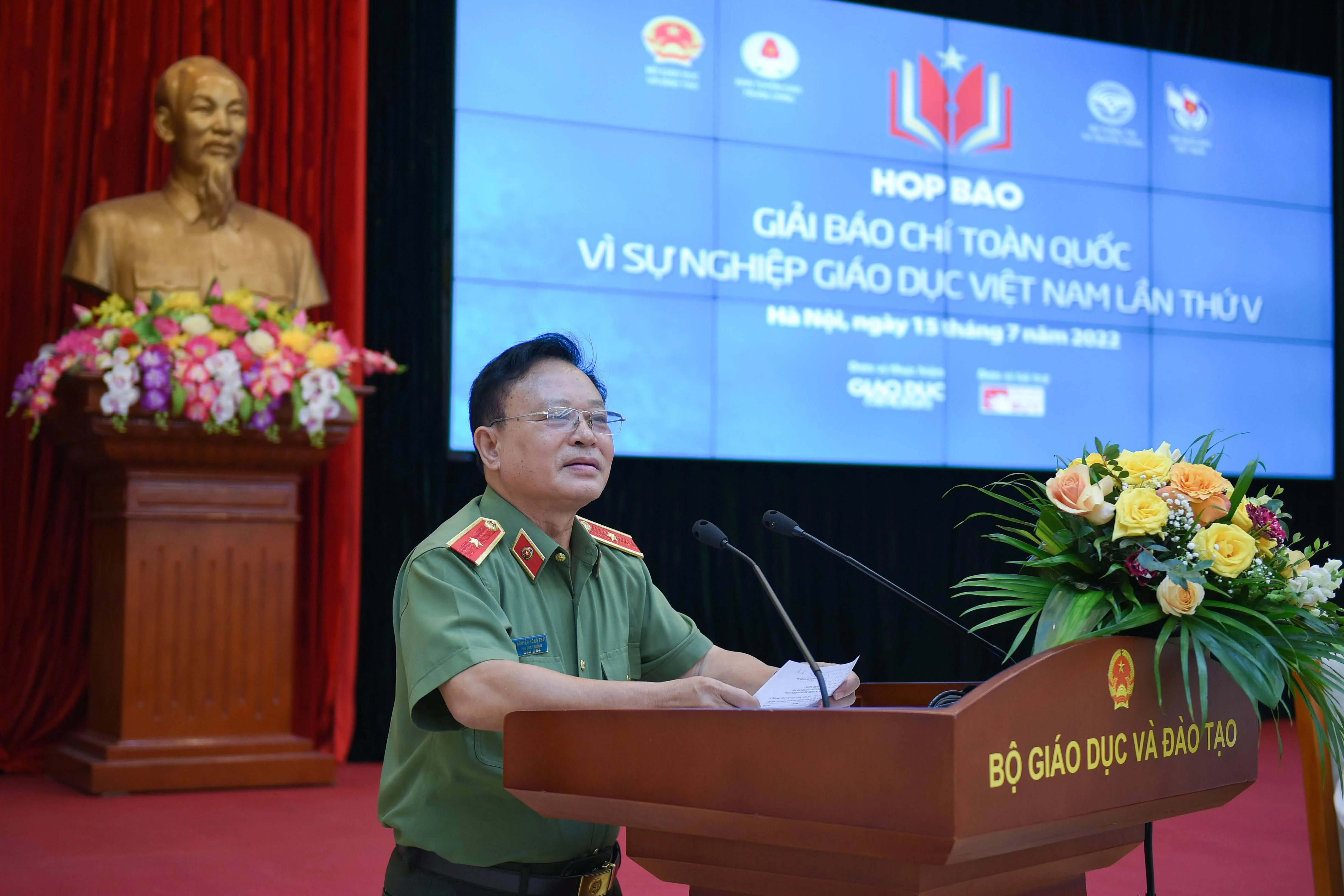 Thiếu tướng, Nhà văn Nguyễn Hồng Thái, nguyên Tổng biên tập tạp chí Công an nhân dân, Phó Chủ tịch chi hội nhà văn Bộ Công an phát biểu tại họp báo. Thiếu tướng, Nhà văn Nguyễn Hồng Thái, nguyên Tổng biên tập tạp chí Công an nhân dân, Phó Chủ tịch chi hội nhà văn Bộ Công an phát biểu tại họp báo.