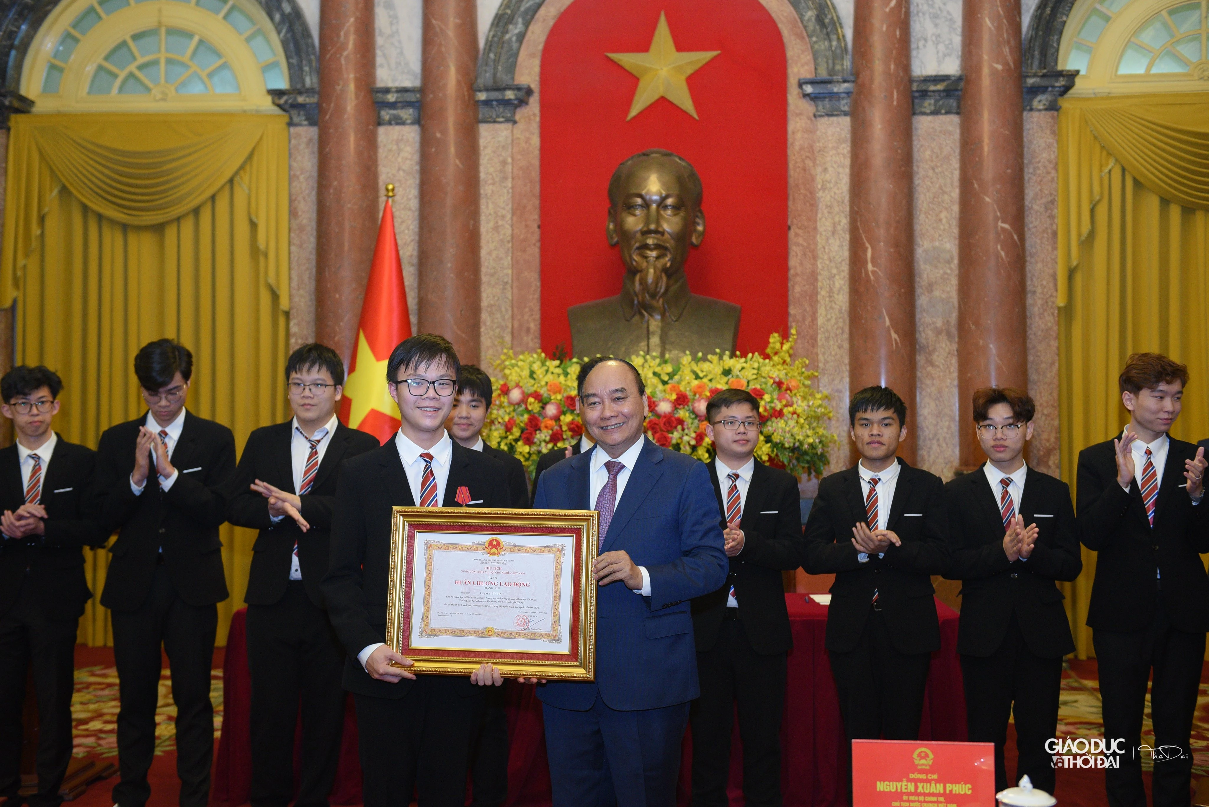 Chủ tịch nước Nguyễn Xuân Phúc trao Huân chương Lao động hạng Nhì cho các học sinh xuất sắc.