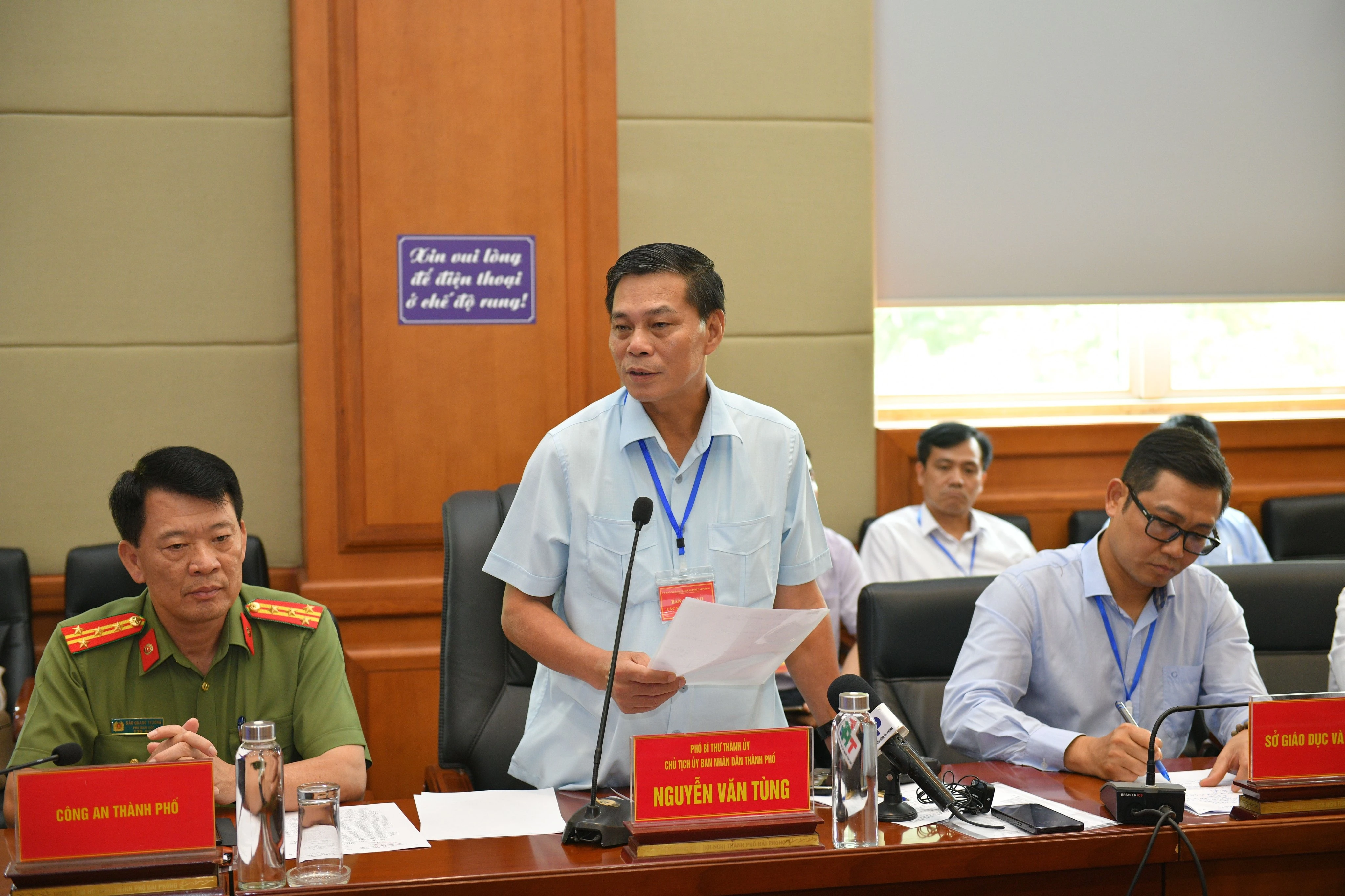 Ông Nguyễn Văn Tùng, Chủ tịch UBND Thành phố phát biểu tại buổi làm việc.