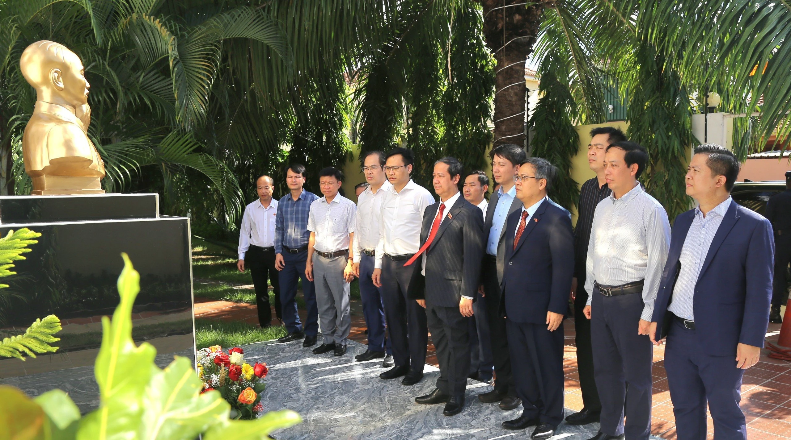 Bộ trưởng Nguyễn Kim Sơn và Đoàn công tác dâng hoa trước tượng đài Chủ tịch Hồ Chí Minh trong khuôn viên Đại sứ quán Việt Nam tại Angola. Bộ trưởng Nguyễn Kim Sơn và Đoàn công tác dâng hoa trước tượng đài Chủ tịch Hồ Chí Minh trong khuôn viên Đại sứ quán Việt Nam tại Angola.