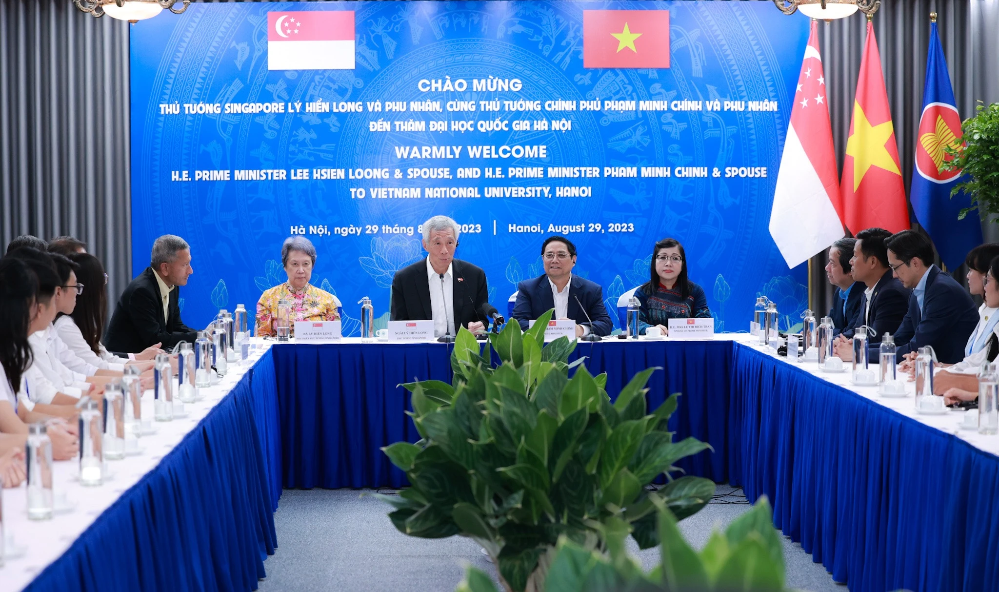 Thủ tướng Phạm Minh Chính và Phu nhân cùng Thủ tướng Singapore Lý Hiển Long và Phu nhân trao đổi với các sinh viên. Ảnh: VNU Thủ tướng Phạm Minh Chính và Phu nhân cùng Thủ tướng Singapore Lý Hiển Long và Phu nhân trao đổi với các sinh viên. Ảnh: VNU