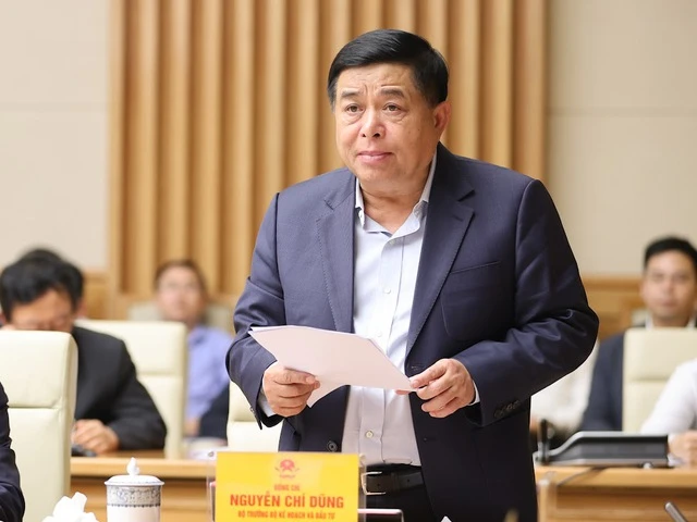 Bộ trưởng Bộ KH&amp;ĐT Nguyễn Chí Dũng trao đổi về Đề án "Phát triển nguồn nhân lực ngành công nghiệp bán dẫn đến năm 2030, định hướng đến năm 2045" - Ảnh: VGP/Nhật Bắc.