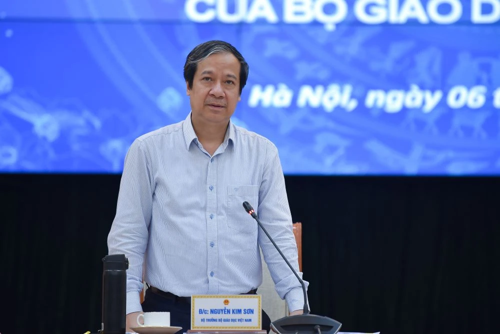 Bộ trưởng Nguyễn Kim Sơn phát biểu tại phiên họp.