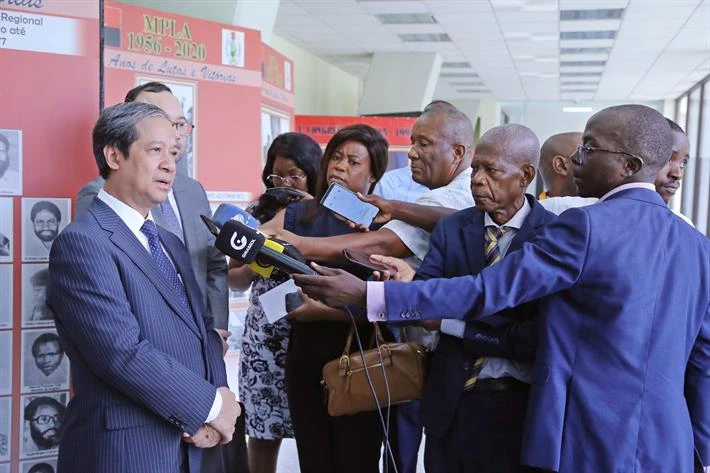 Bộ trưởng Nguyễn Kim Sơn trả lời phỏng vấn báo chí Angola. Bộ trưởng Nguyễn Kim Sơn trả lời phỏng vấn báo chí Angola.