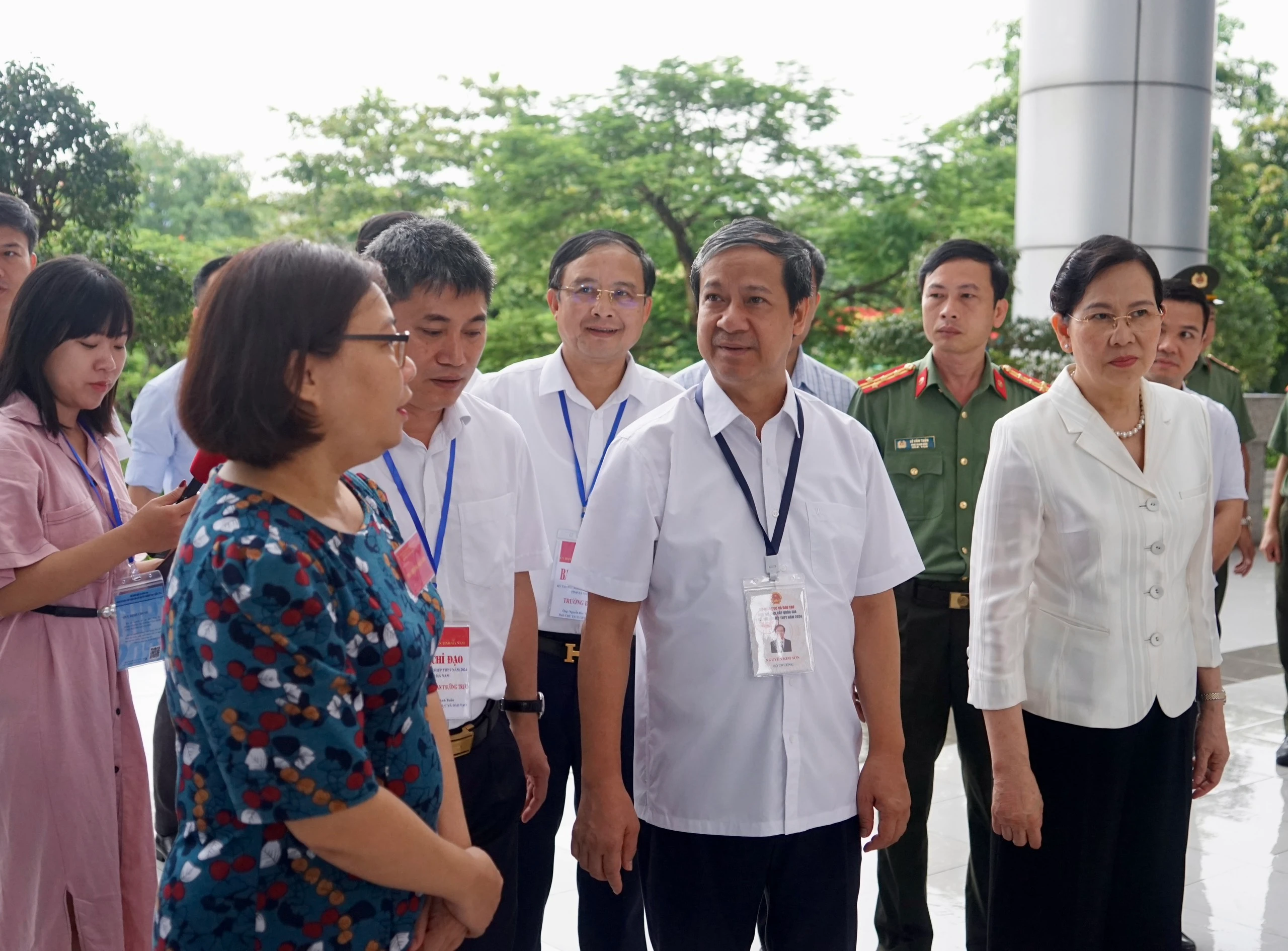 Bộ trưởng hỏi thăm tình hình chuẩn bị các điều kiện tổ chức Kỳ thi tại Điểm thi Trường THPT Chuyên Biên Hòa. Bộ trưởng hỏi thăm tình hình chuẩn bị các điều kiện tổ chức Kỳ thi tại Điểm thi Trường THPT Chuyên Biên Hòa.