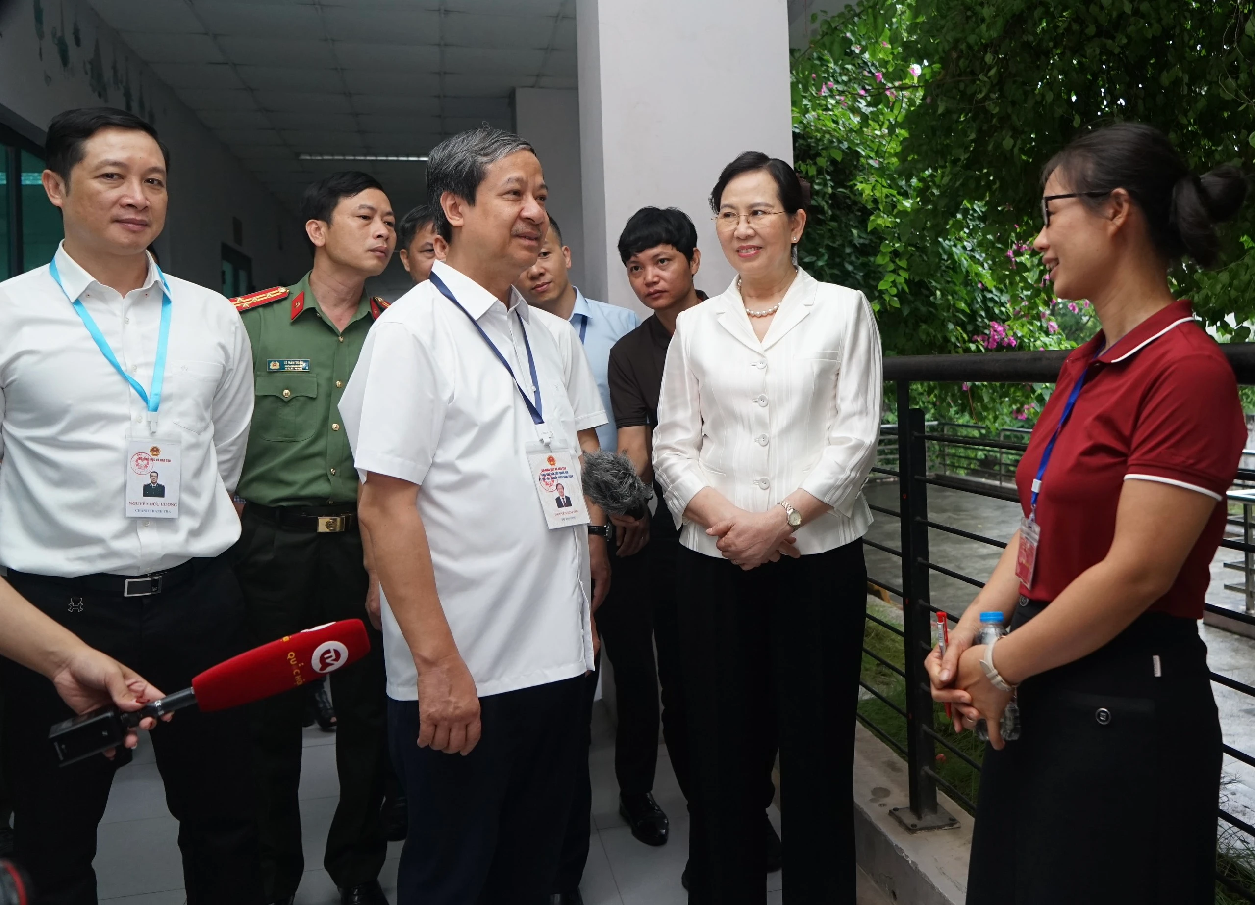 Bộ trưởng và đồng chí Bí thư tỉnh ủy động viên cán bộ làm công tác thi tại Điểm thi Trường THPT Chuyên Biên Hòa. Bộ trưởng và đồng chí Bí thư tỉnh ủy động viên cán bộ làm công tác thi tại Điểm thi Trường THPT Chuyên Biên Hòa.