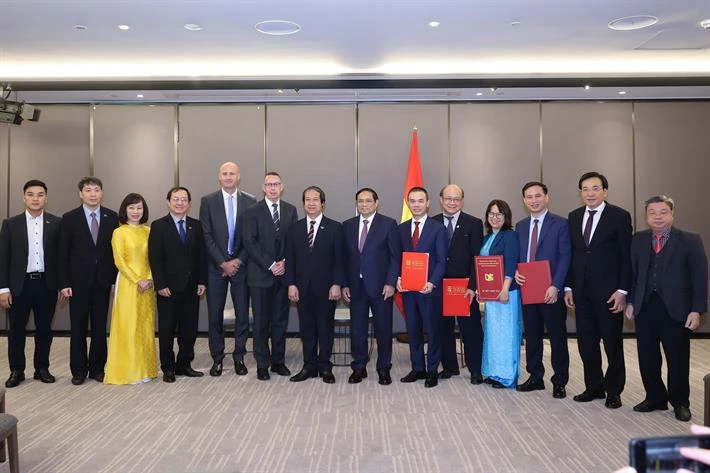 Thủ tướng chứng kiến các cơ sở giáo dục đại học hai nước trao đổi các biên bản ghi nhớ hợp tác - Ảnh: VGP/Nhật Bắc.