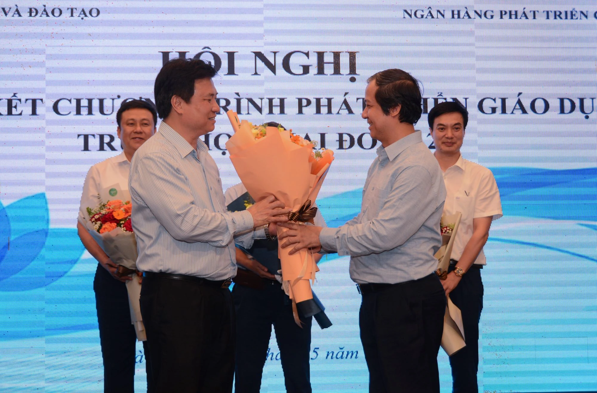 Bộ trưởng Nguyễn Kim Sơn tặng hoa chúc mừng Thứ trưởng Nguyễn Hữu Độ - Thứ trưởng phụ trách Chương trình phát triển Giáo dục trung học giai đoạn 2.