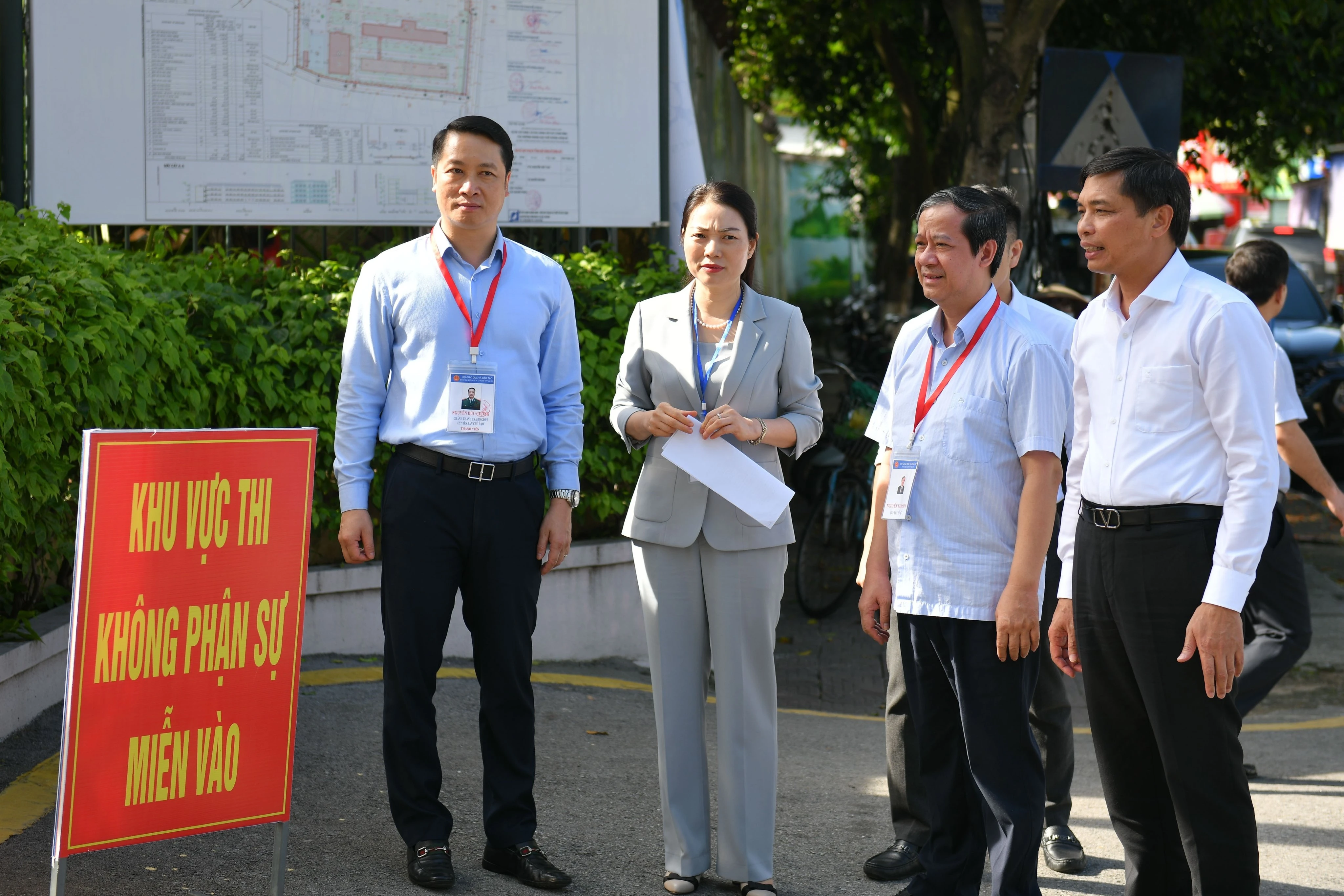Bộ trưởng Nguyễn Kim Sơn kiểm tra công tác coi thi tại điểm thi Trường THPT Uông Bí.