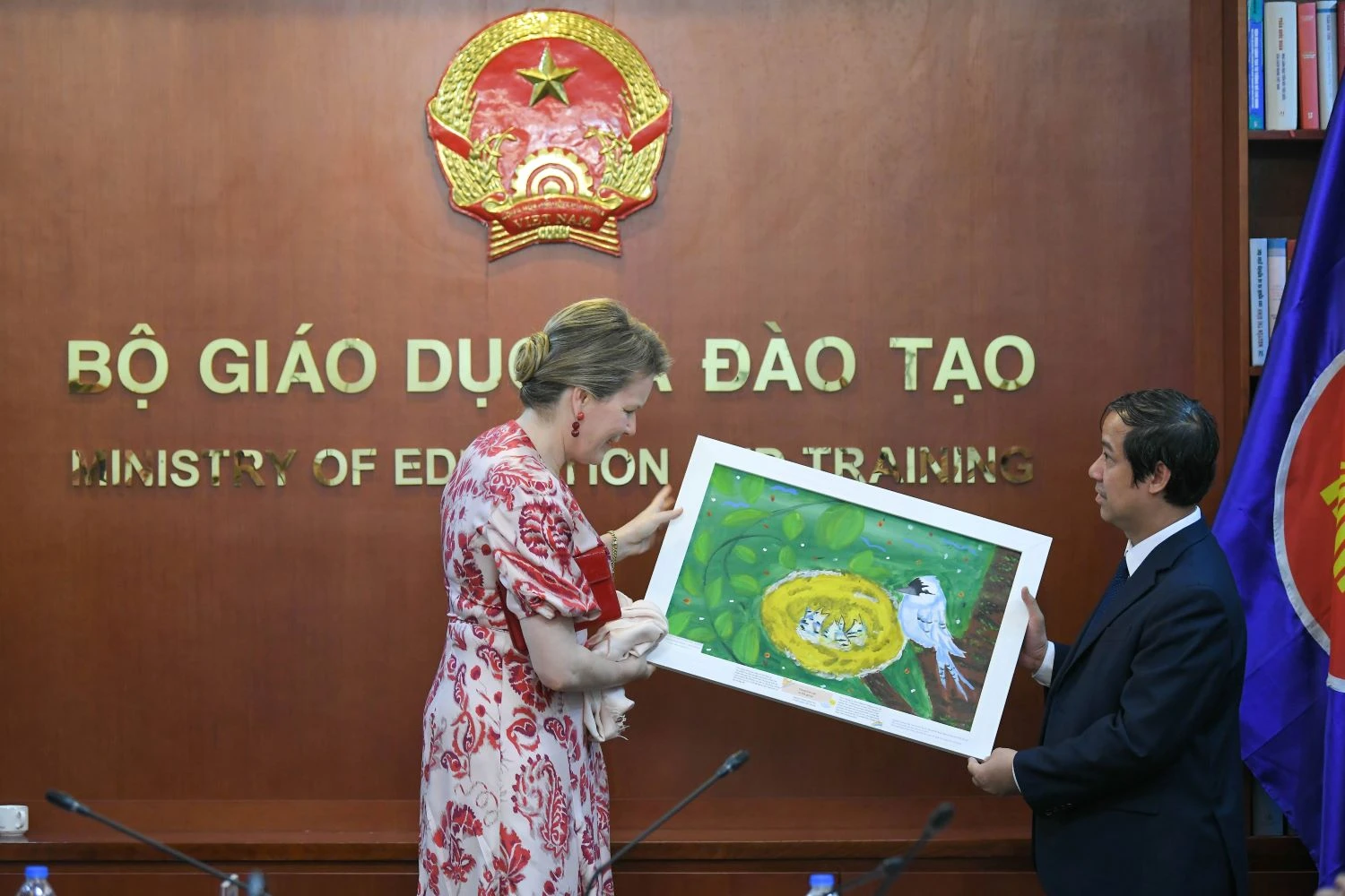 Quà lưu niệm được Bộ trưởng Nguyễn Kim Sơn trao tặng Hoàng hậu Mathilde là bức tranh của một trẻ khuyết tật, mồ côi.