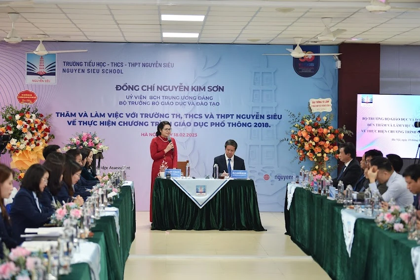 Cô Nguyễn Thị Minh Thúy, Hiệu trưởng Trường Tiểu học-THCS-THPT Nguyễn Siêu phát biểu tại buổi làm việc.