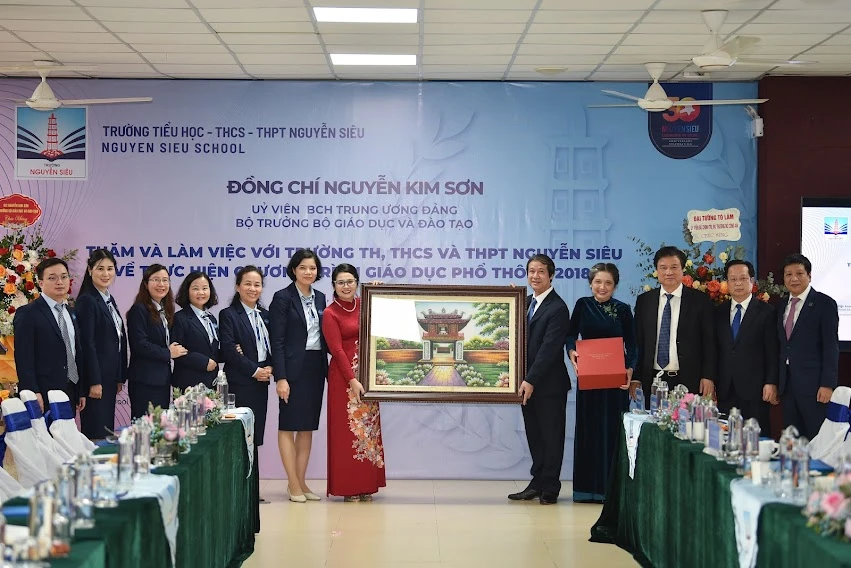 Bộ trưởng Nguyễn Kim Sơn tặng quà lưu niệm cho Trường Tiểu học-THCS-THPT Nguyễn Siêu nhân chuyến thăm, làm việc tại trường.