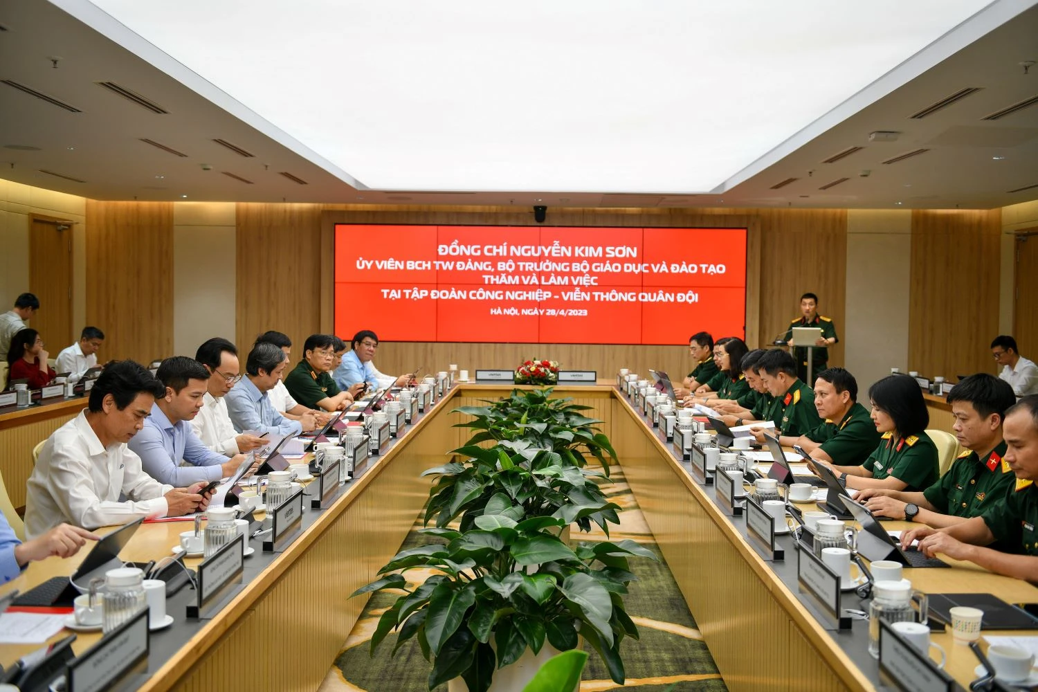 Bộ trưởng Nguyễn Kim Sơn, Thứ trưởng Hoàng Minh Sơn và đoàn công tác của Bộ GD&amp;ĐT làm việc tại Tập đoàn Viettel.