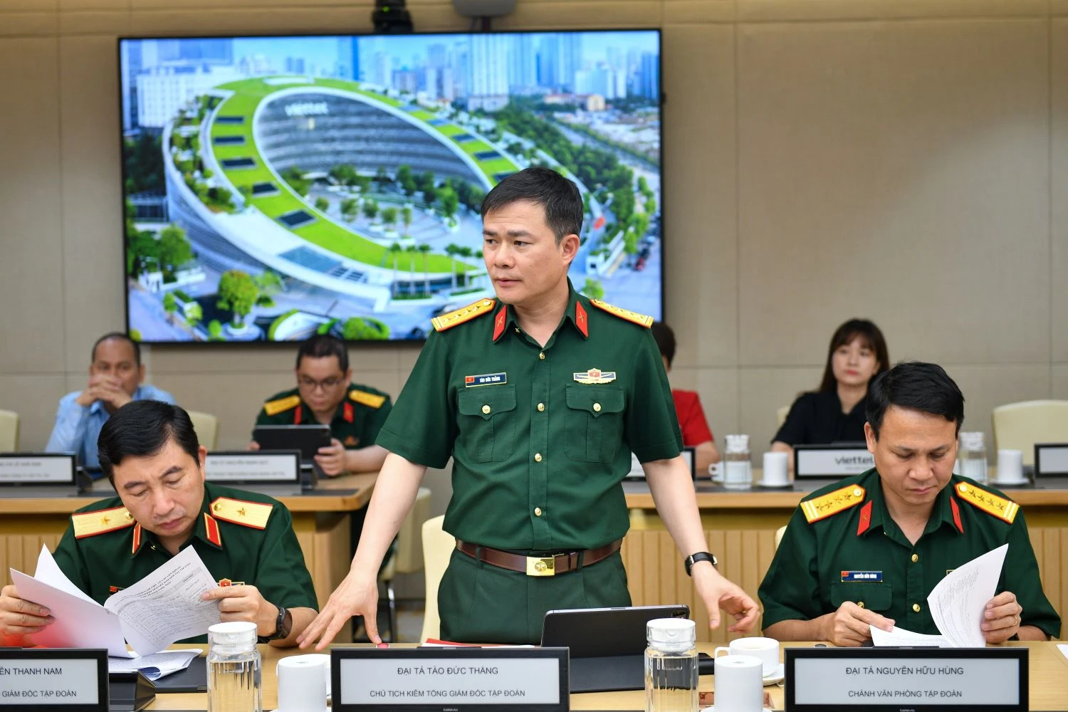 Ông Tào Đức Thắng, Chủ tịch kiêm Tổng Giám đốc Tập đoàn Viettel phát biểu tại buổi làm việc.