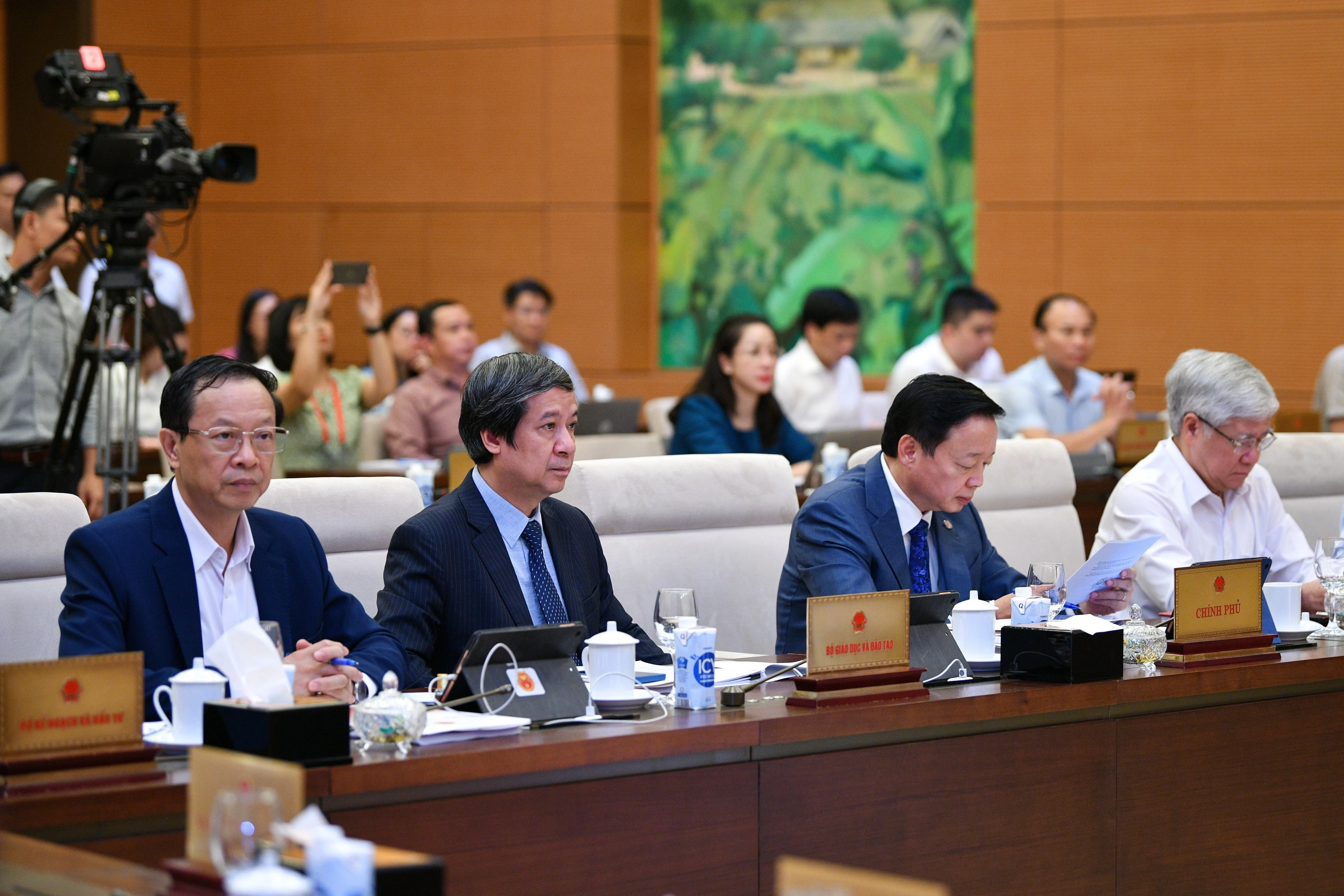 Phó Thủ tướng Trần Hồng Hà, Bộ trưởng Bộ GD&amp;ĐT Nguyễn Kim Sơn, Thứ trưởng Bộ GD&amp;ĐT Phạm Ngọc Thưởng dự phiên họp.