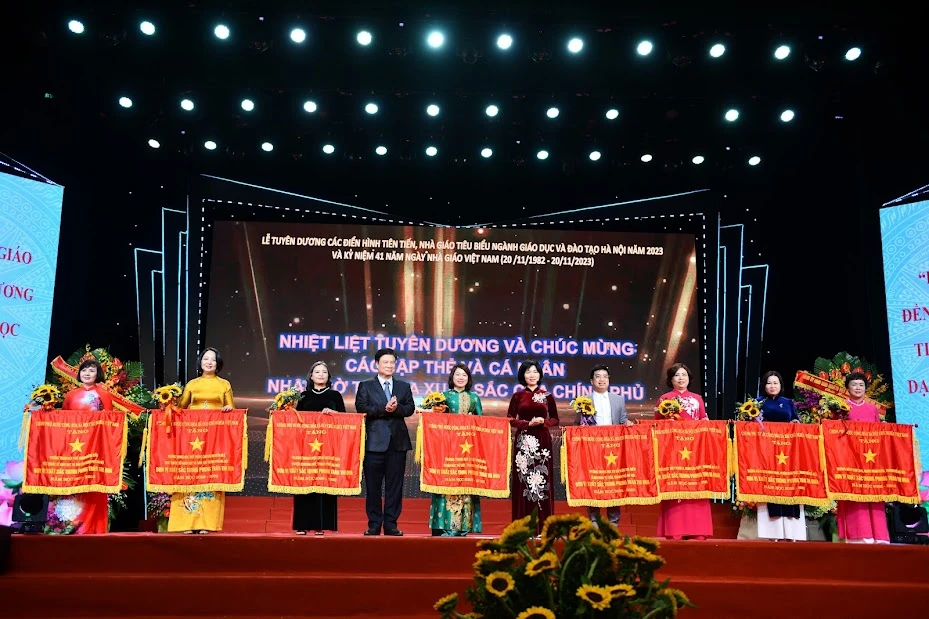 Nguyên Thứ trưởng Bộ GD&ĐT Nguyễn Hữu Độ trao Cờ thi đua xuất sắc của Chính phủ cho các tập thể. Nguyên Thứ trưởng Bộ GD&ĐT Nguyễn Hữu Độ trao Cờ thi đua xuất sắc của Chính phủ cho các tập thể.