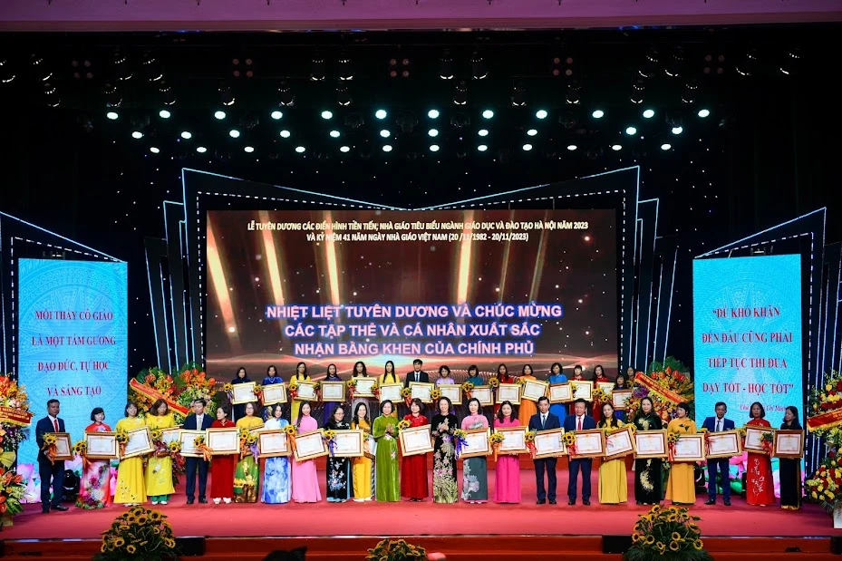 Các tập thể, cá nhân xuất sắc của ngành GD-ĐT Hà Nội nhận Bằng khen của Chính phủ. Các tập thể, cá nhân xuất sắc của ngành GD-ĐT Hà Nội nhận Bằng khen của Chính phủ.