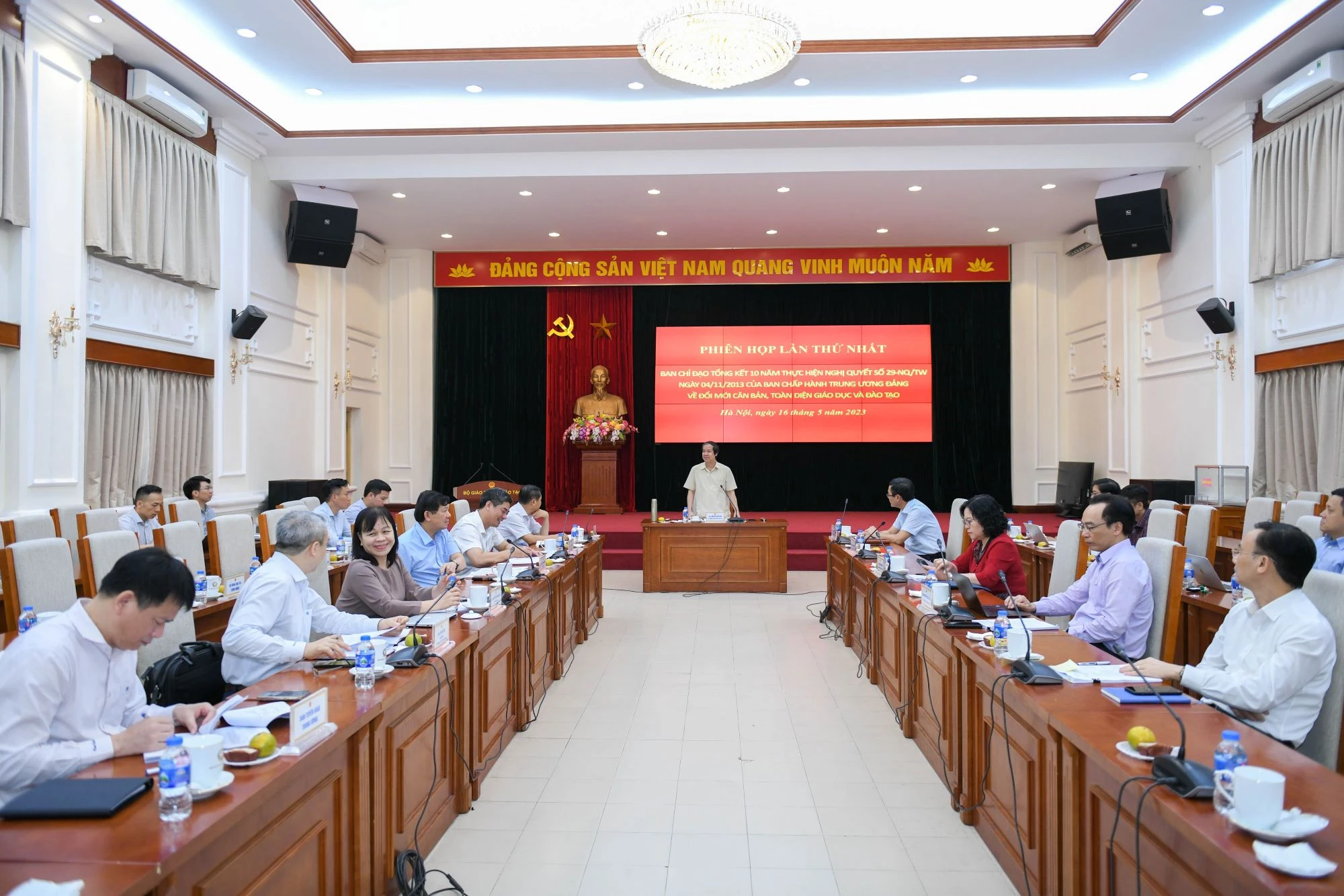 Ban Chỉ đạo tổng kết 10 năm thực hiện Nghị quyết số 29 về đổi mới căn bản, toàn diện giáo dục và đào tạo họp phiên lần thứ nhất. Ban Chỉ đạo tổng kết 10 năm thực hiện Nghị quyết số 29 về đổi mới căn bản, toàn diện giáo dục và đào tạo họp phiên lần thứ nhất.