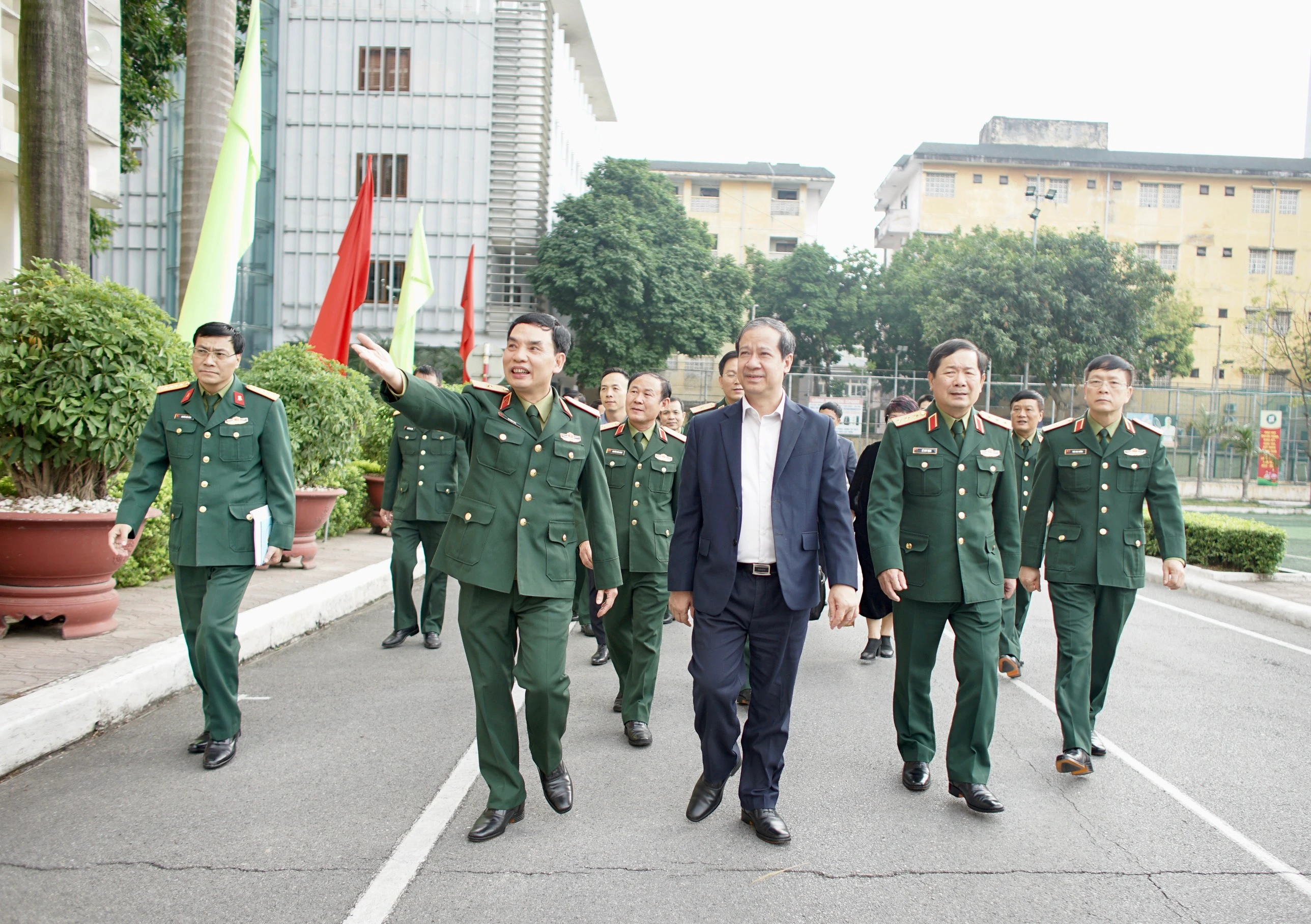 Bộ trưởng Bộ GD&amp;ĐT Nguyễn Kim Sơn, Thứ trưởng Bộ Quốc phòng Lê Huy Vịnh và đoàn công tác thăm Học viện Kỹ thuật quân sự.