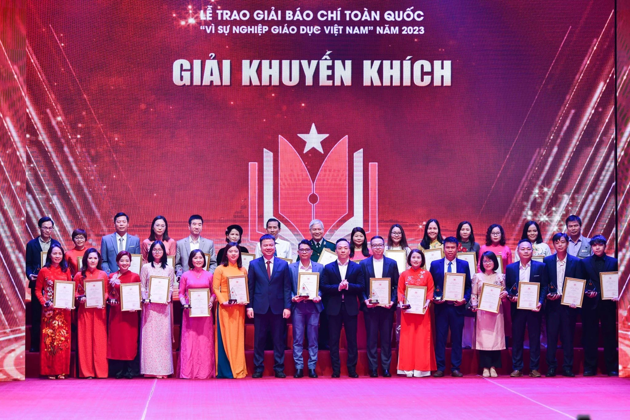Nhà báo Triệu Ngọc Lâm, Tổng Biên tập Báo Giáo dục và Thời đại và ông Phạm Tiến Toàn, Phó Chánh văn phòng Bộ GD&ĐT trao giải cho các tác giải đoạt giải Khuyến khích. Nhà báo Triệu Ngọc Lâm, Tổng Biên tập Báo Giáo dục và Thời đại và ông Phạm Tiến Toàn, Phó Chánh văn phòng Bộ GD&ĐT trao giải cho các tác giải đoạt giải Khuyến khích.