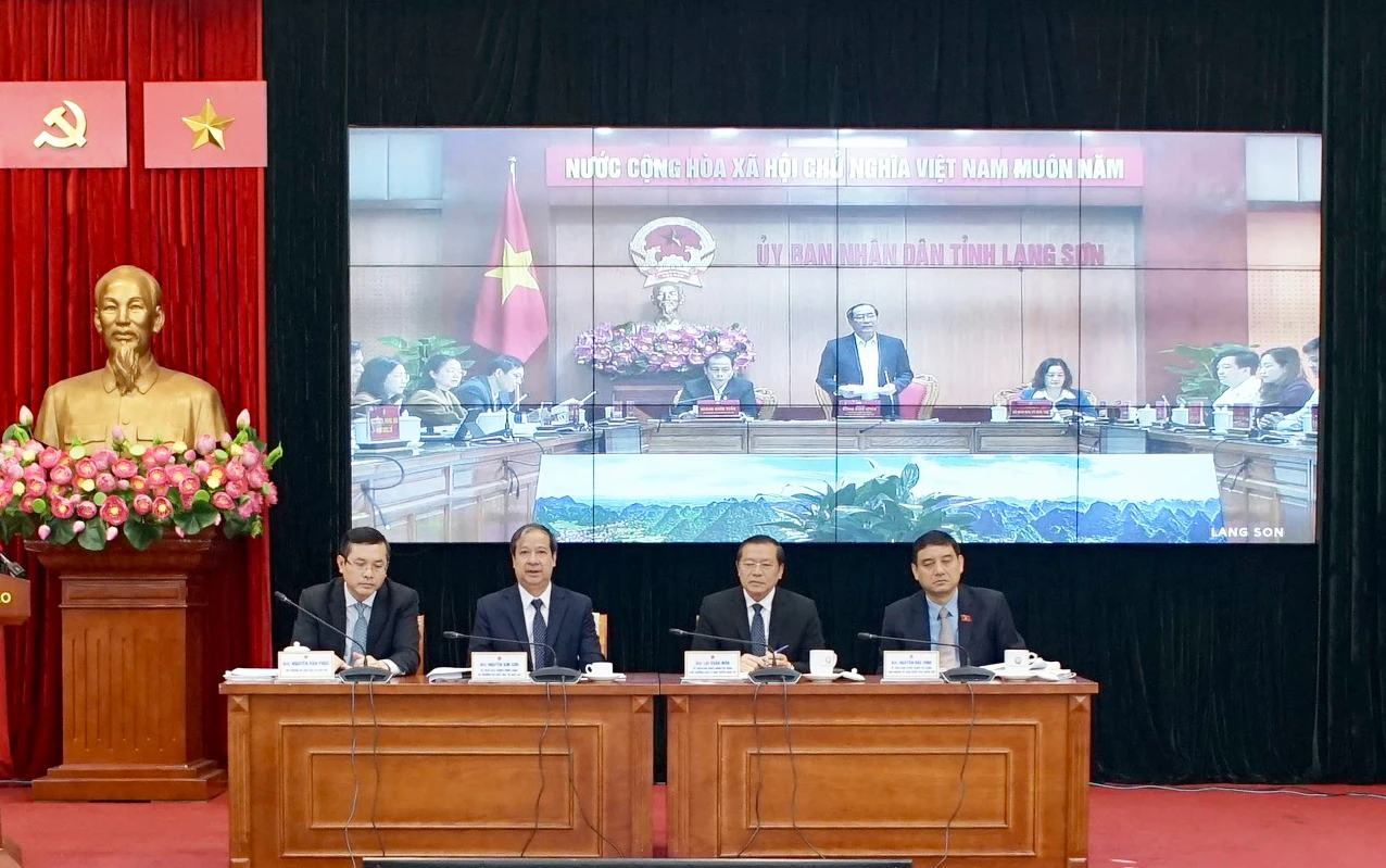 Bộ trưởng Bộ GD&amp;ĐT Nguyễn Kim Sơn; ông Lại Xuân Môn - Phó trưởng Ban thường trực Ban Tuyên giáo Trung ương; ông Nguyễn Đắc Vinh - Chủ nhiệm Ủy ban Văn hóa Giáo dục của Quốc hội và Thứ trưởng Bộ GD&amp;ĐT Nguyễn Văn Phúc điều hành Hội nghị.