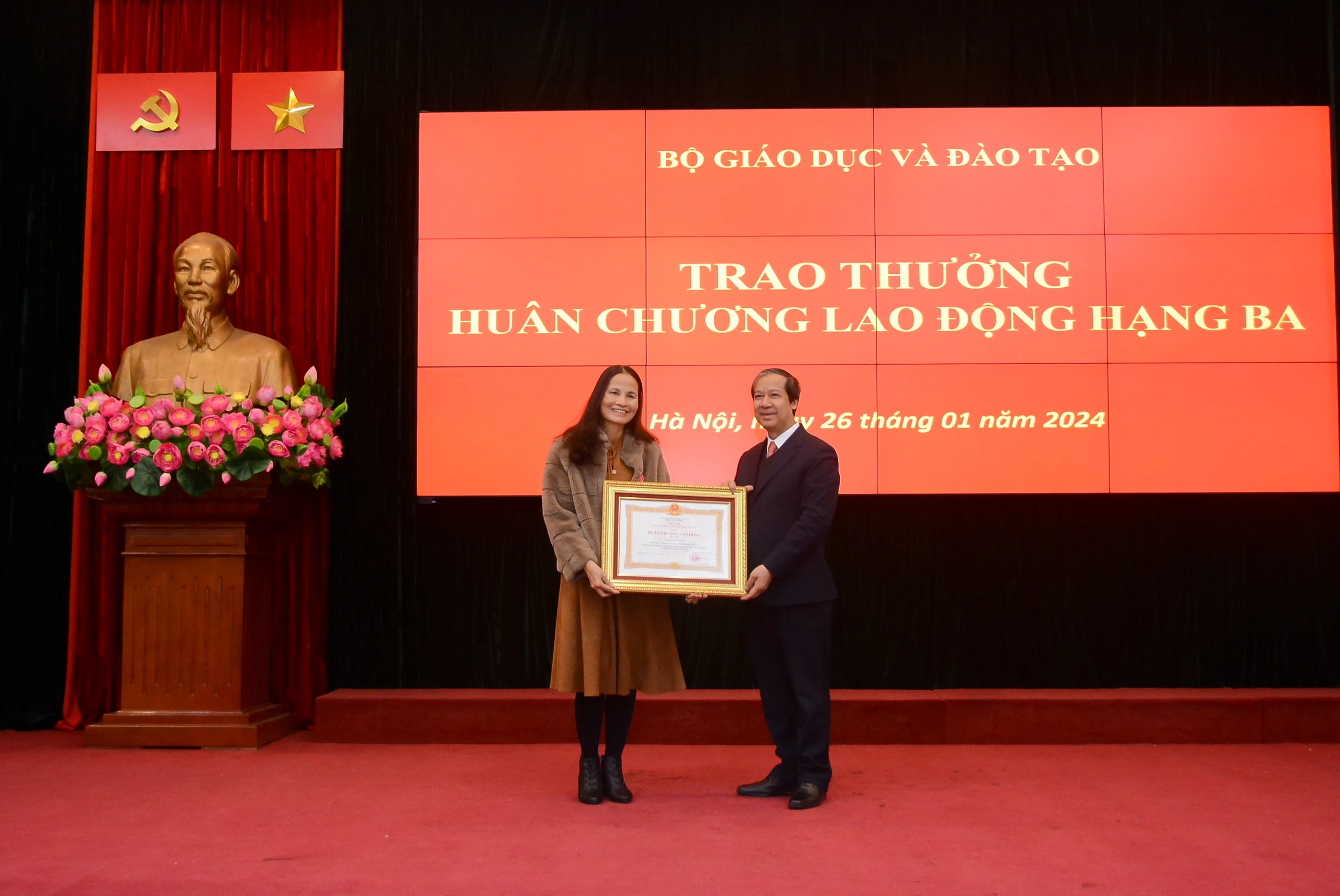 Bộ trưởng Nguyễn Kim Sơn trao Huân chương Lao động hạng Ba cho nguyên Phó Vụ trưởng Vụ Tổ chức cán bộ Lê Thị Phương Hồng. Bộ trưởng Nguyễn Kim Sơn trao Huân chương Lao động hạng Ba cho nguyên Phó Vụ trưởng Vụ Tổ chức cán bộ Lê Thị Phương Hồng.