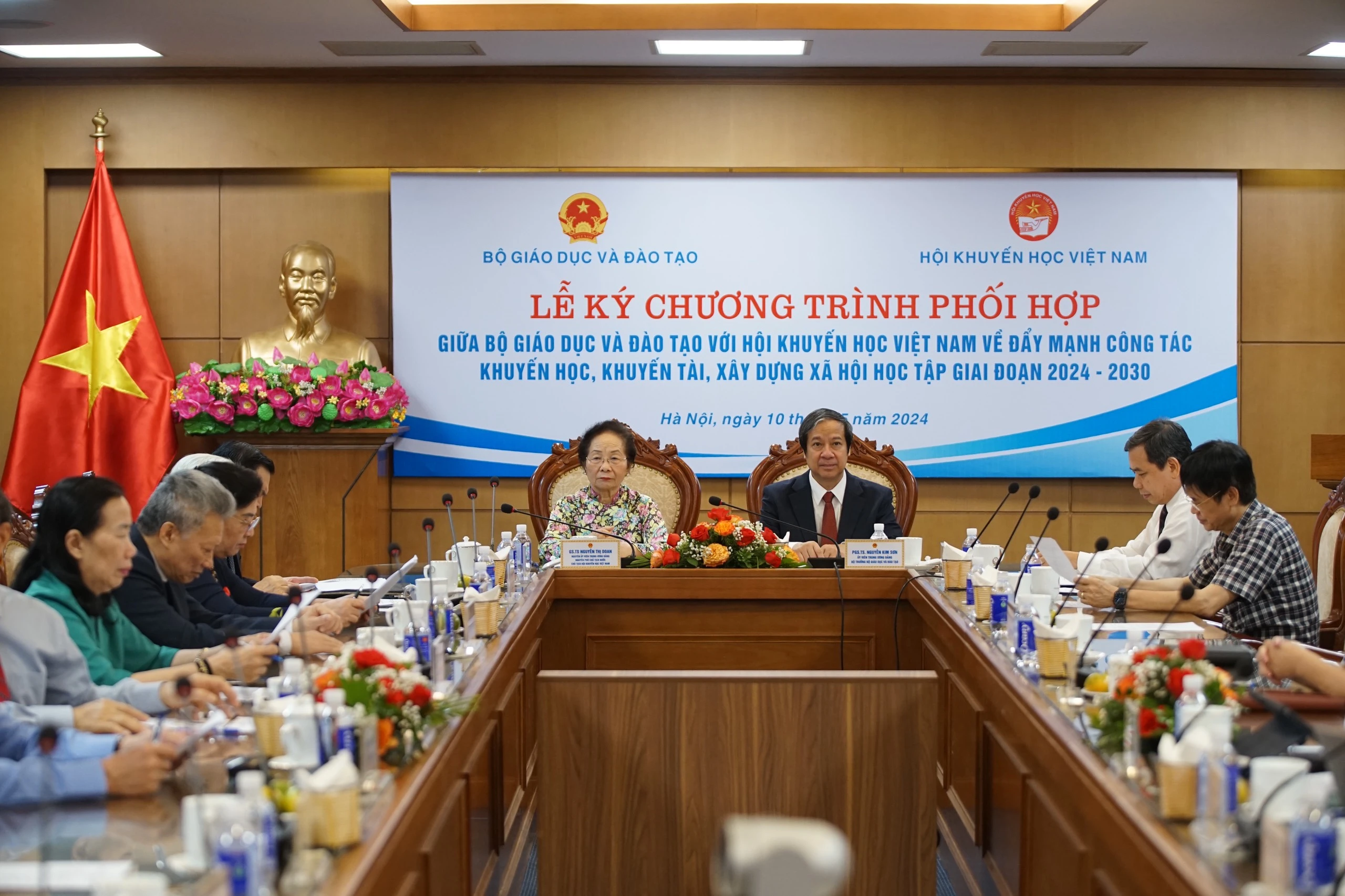 Chủ tịch Hội Khuyến học Việt Nam Nguyễn Thị Doan và Bộ trưởng Bộ GD&ĐT Nguyễn Kim Sơn chủ trì buổi lễ. Chủ tịch Hội Khuyến học Việt Nam Nguyễn Thị Doan và Bộ trưởng Bộ GD&ĐT Nguyễn Kim Sơn chủ trì buổi lễ.