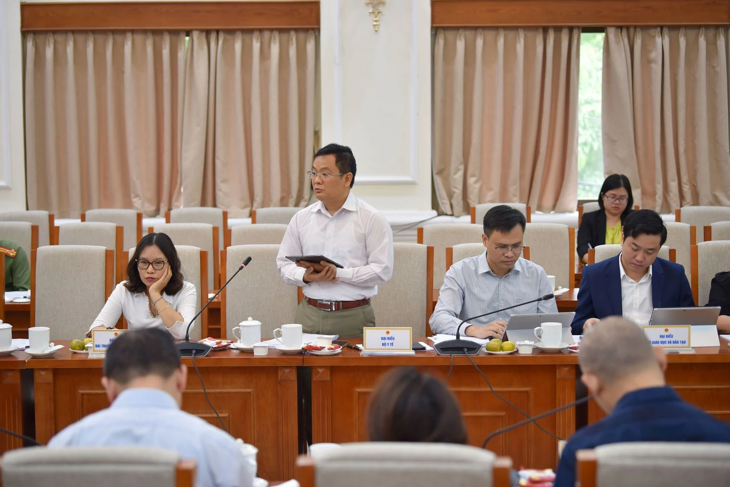 Đại biểu trao đổi tại phiên họp.
