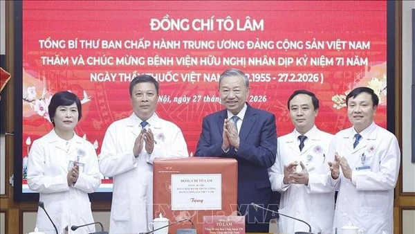 Tổng Bí thư Tô Lâm tặng quà cán bộ, Bác sỹ, nhân viên y tế Bệnh viện Hữu nghị. Ảnh: Thống Nhất/TTXVN