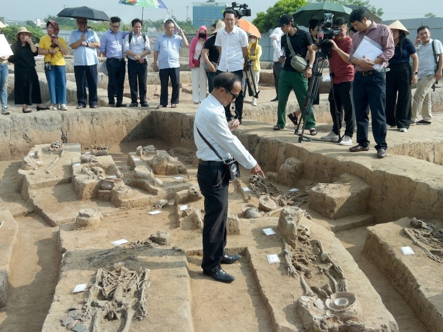 PGS.TS Nguyễn Lân Cường giới thiệu về các mộ táng tại di chỉ khảo cổ Vườn Chuối - Ảnh Bảo tàng HN.