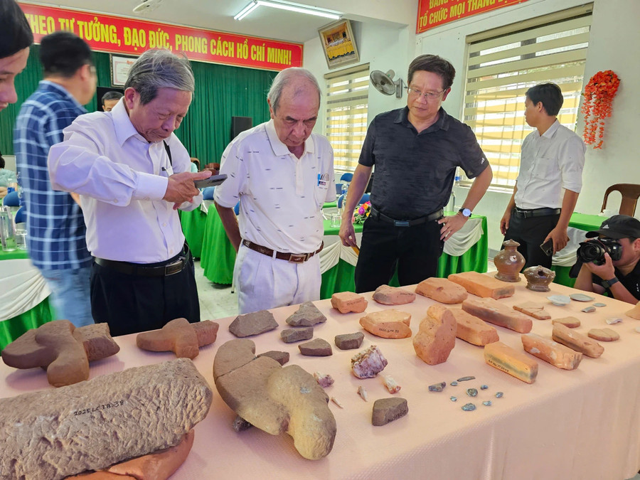 Một số hiện vật được tìm thấy trong cuộc khai quật khảo cổ mới đây tại tháp đôi Liễu Cốc. lieu-coc-2.jpg