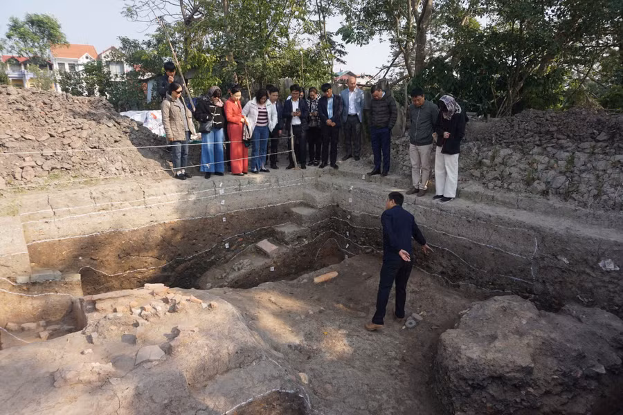 Chuyên gia Bảo tàng Lịch sử quốc gia giới thiệu các vết tích xuất lộ trong hố khai quật lần thứ 8 tại Thành cổ Luy Lâu.