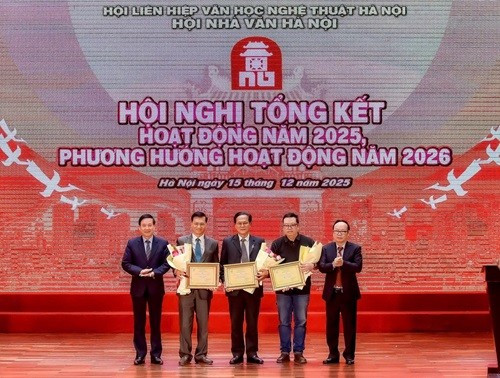 Trao Giải thưởng Văn học năm 2025 của Hội Nhà văn Hà Nội cho 3 tác giả - Ảnh: HNVHN.