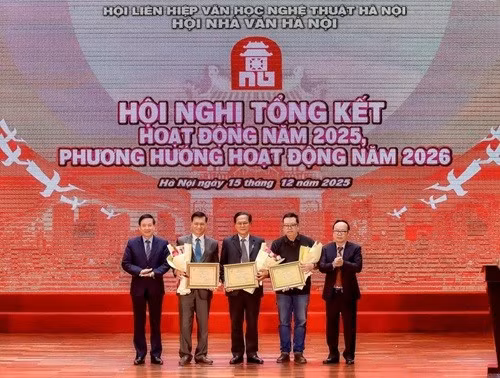 Trao Giải thưởng Văn học năm 2025 của Hội Nhà văn Hà Nội cho 3 tác giả - Ảnh: HNVHN.