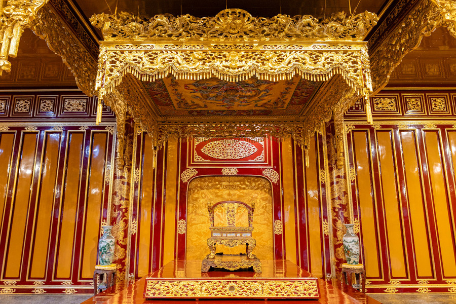 Bảo vật quốc gia Ngai vua triều Nguyễn trưng bày tại di tích điện Thái Hòa thời điểm chưa bị xâm hại - ảnh Bộ VH-TT&DL. ngai-vua-1.jpg