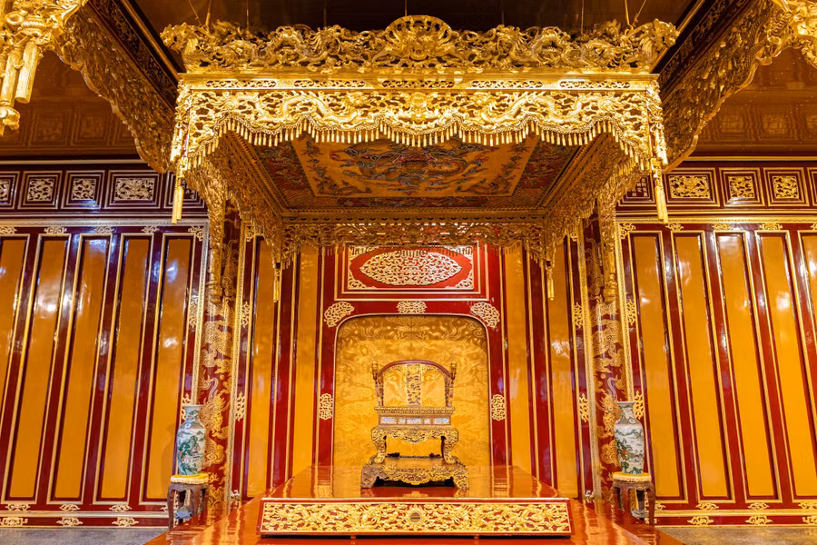 Bảo vật quốc gia Ngai vua triều Nguyễn trưng bày tại di tích điện Thái Hòa thời điểm chưa bị xâm hại - Ảnh: Bộ VHTTDL.